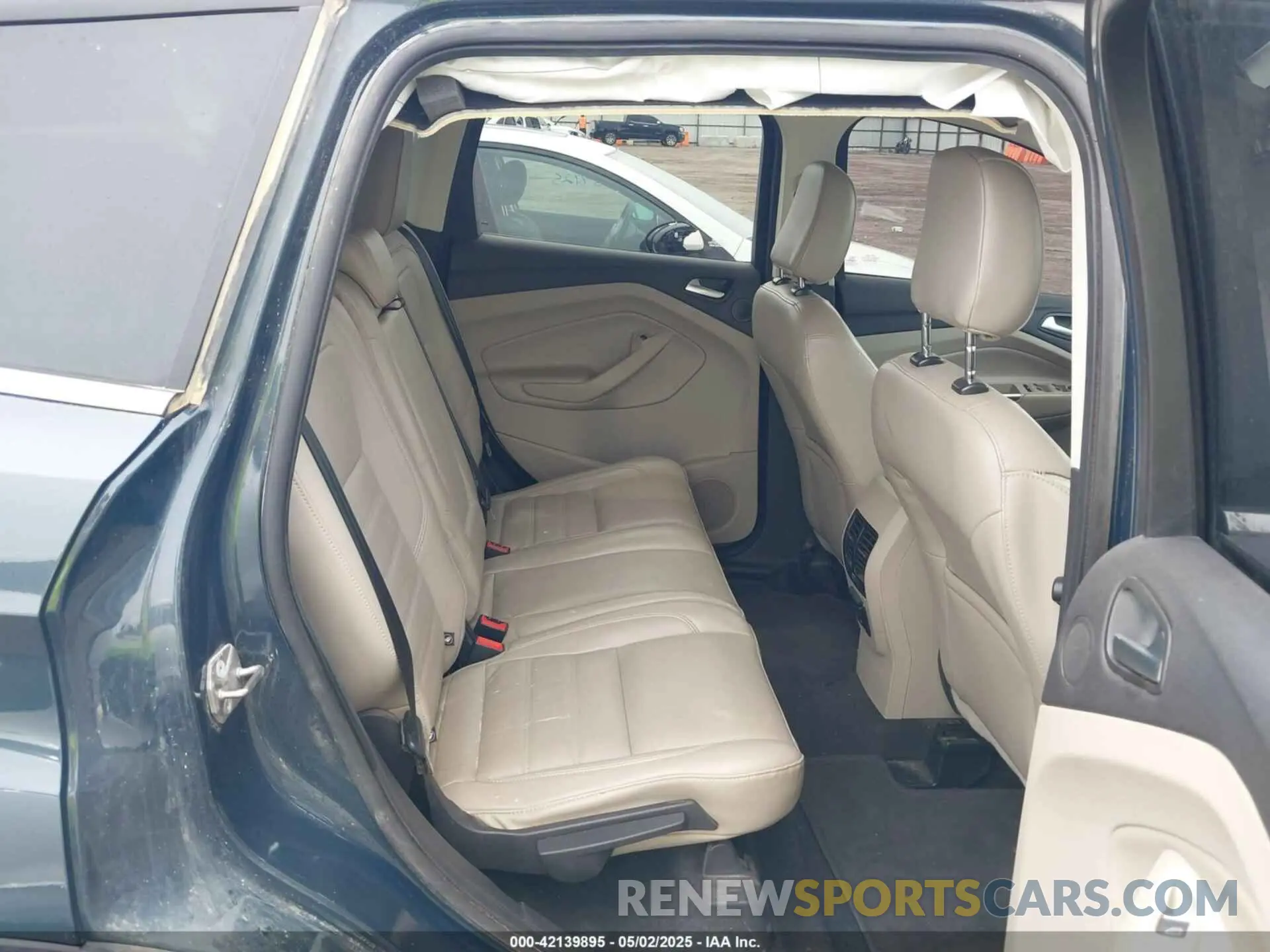8 Photograph of a damaged car 1FMCU0J94KUC32929 FORD ESCAPE 2019