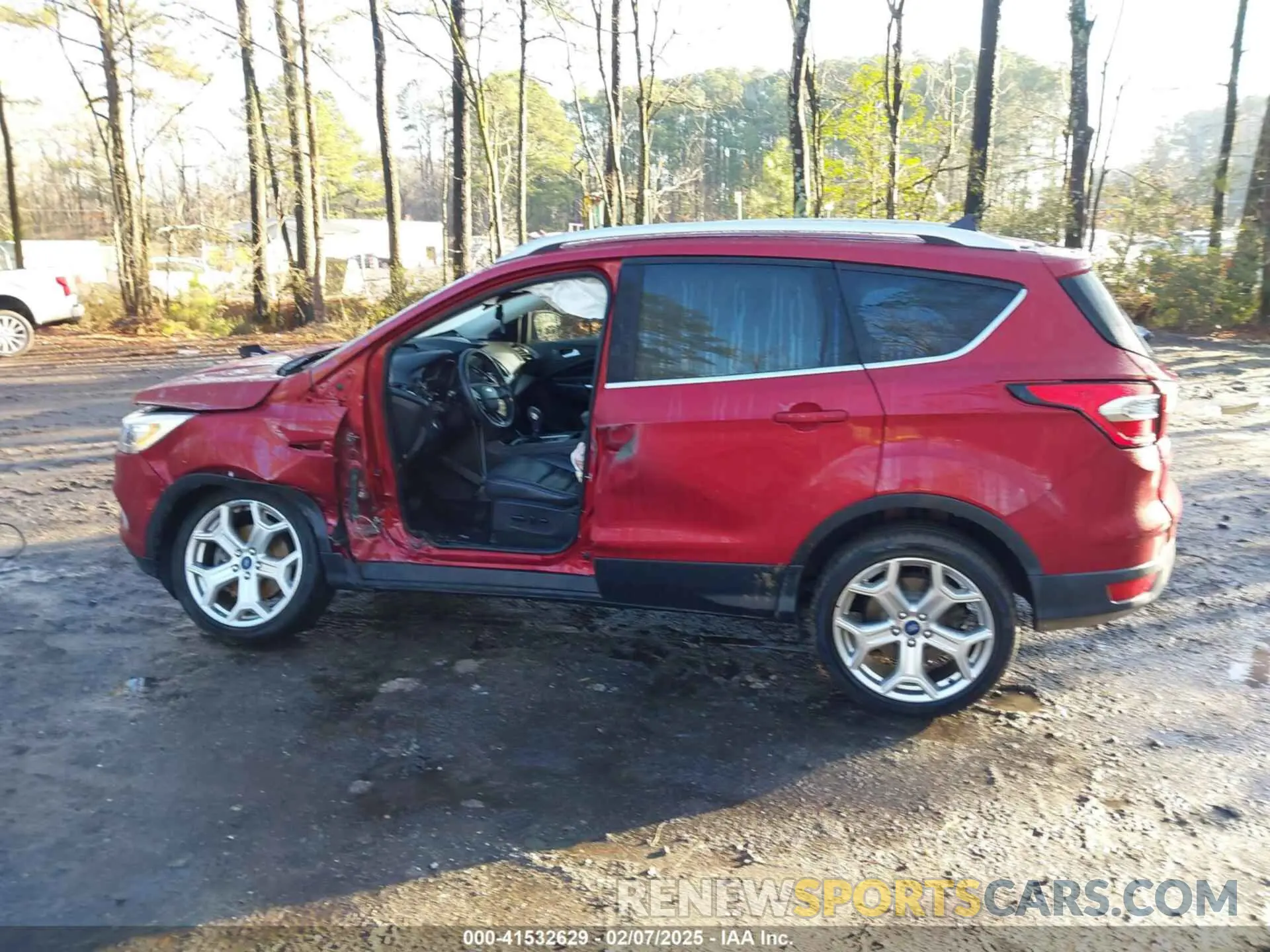 15 Photograph of a damaged car 1FMCU0J95KUA50852 FORD ESCAPE 2019