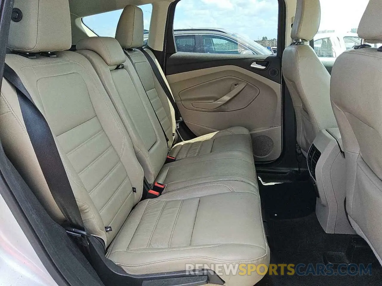 10 Photograph of a damaged car 1FMCU0J95KUB48327 FORD ESCAPE 2019