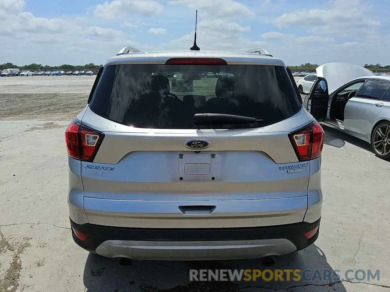 6 Photograph of a damaged car 1FMCU0J95KUB48327 FORD ESCAPE 2019