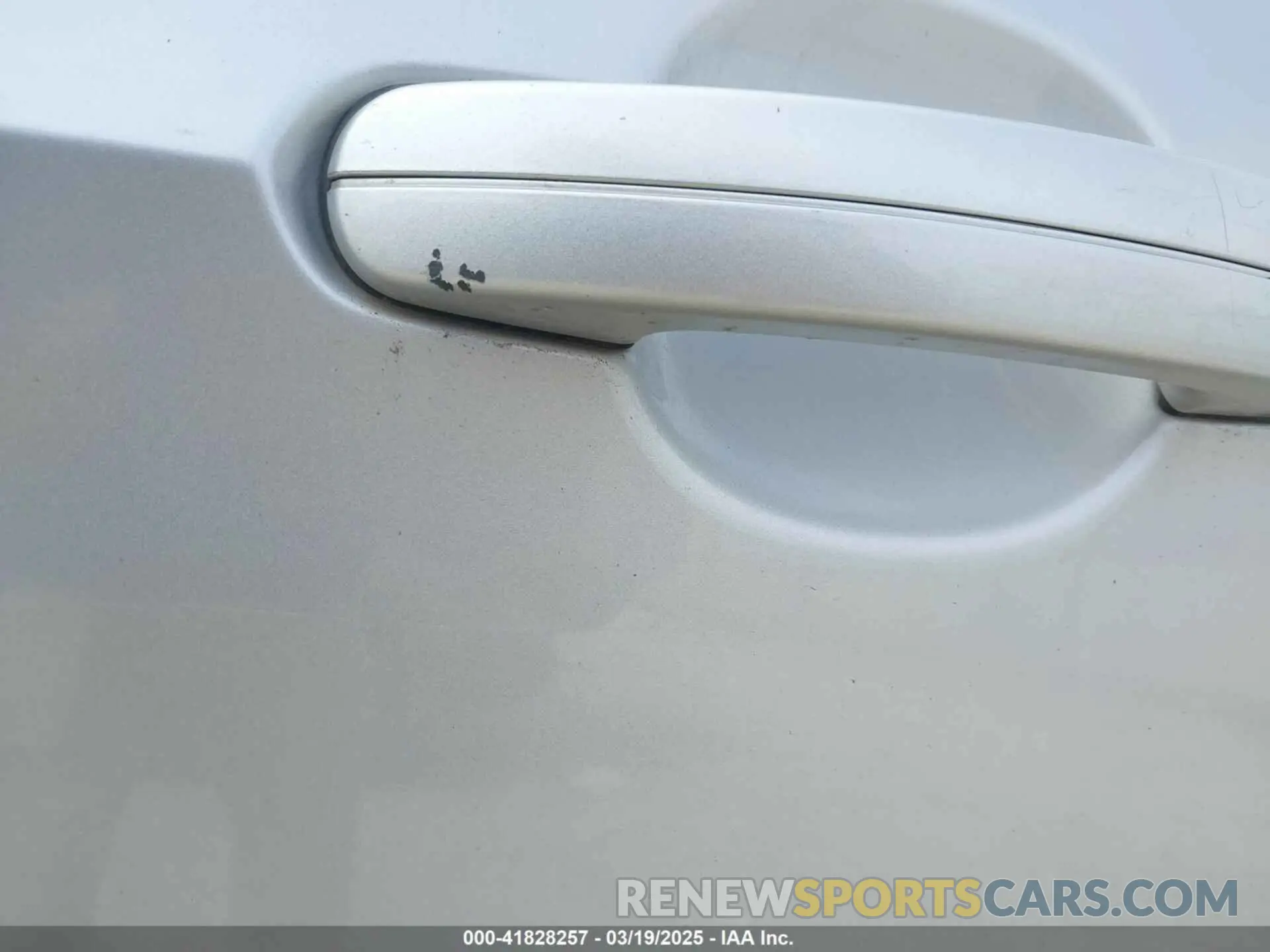 17 Photograph of a damaged car 1FMCU0J96KUA39858 FORD ESCAPE 2019