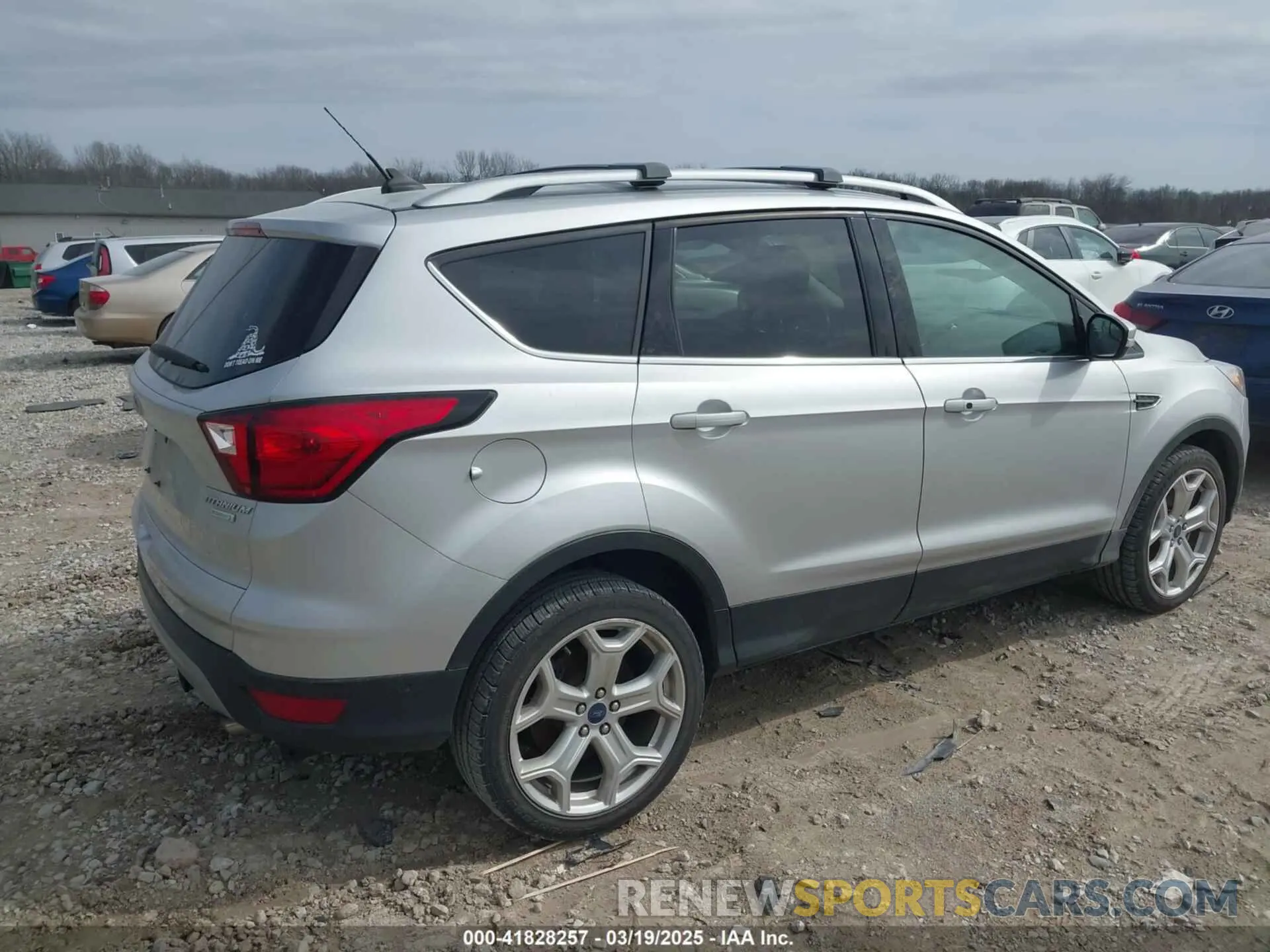 18 Photograph of a damaged car 1FMCU0J96KUA39858 FORD ESCAPE 2019
