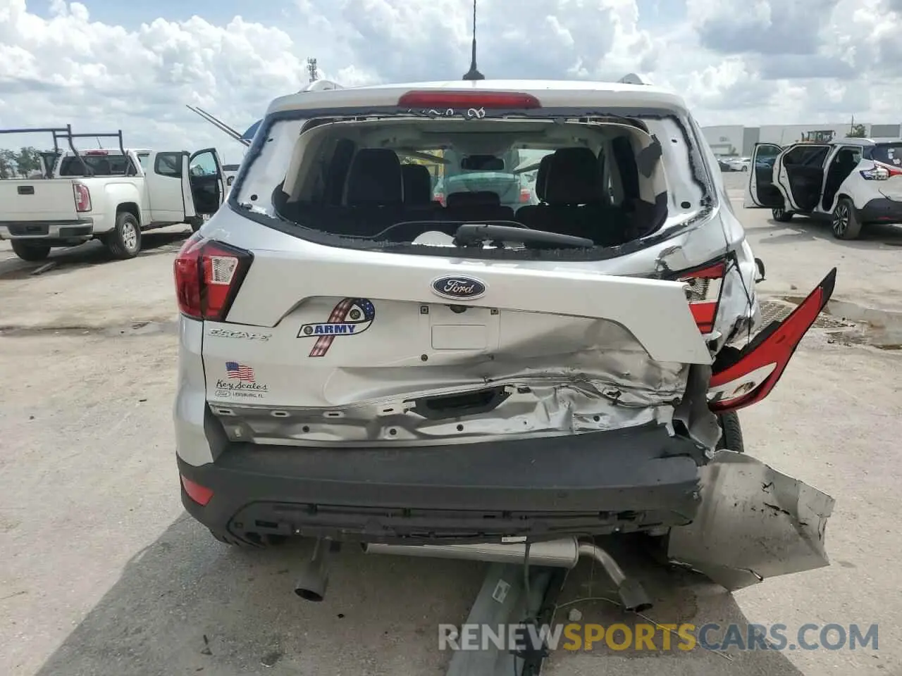 6 Photograph of a damaged car 1FMCU0J96KUB95883 FORD ESCAPE 2019
