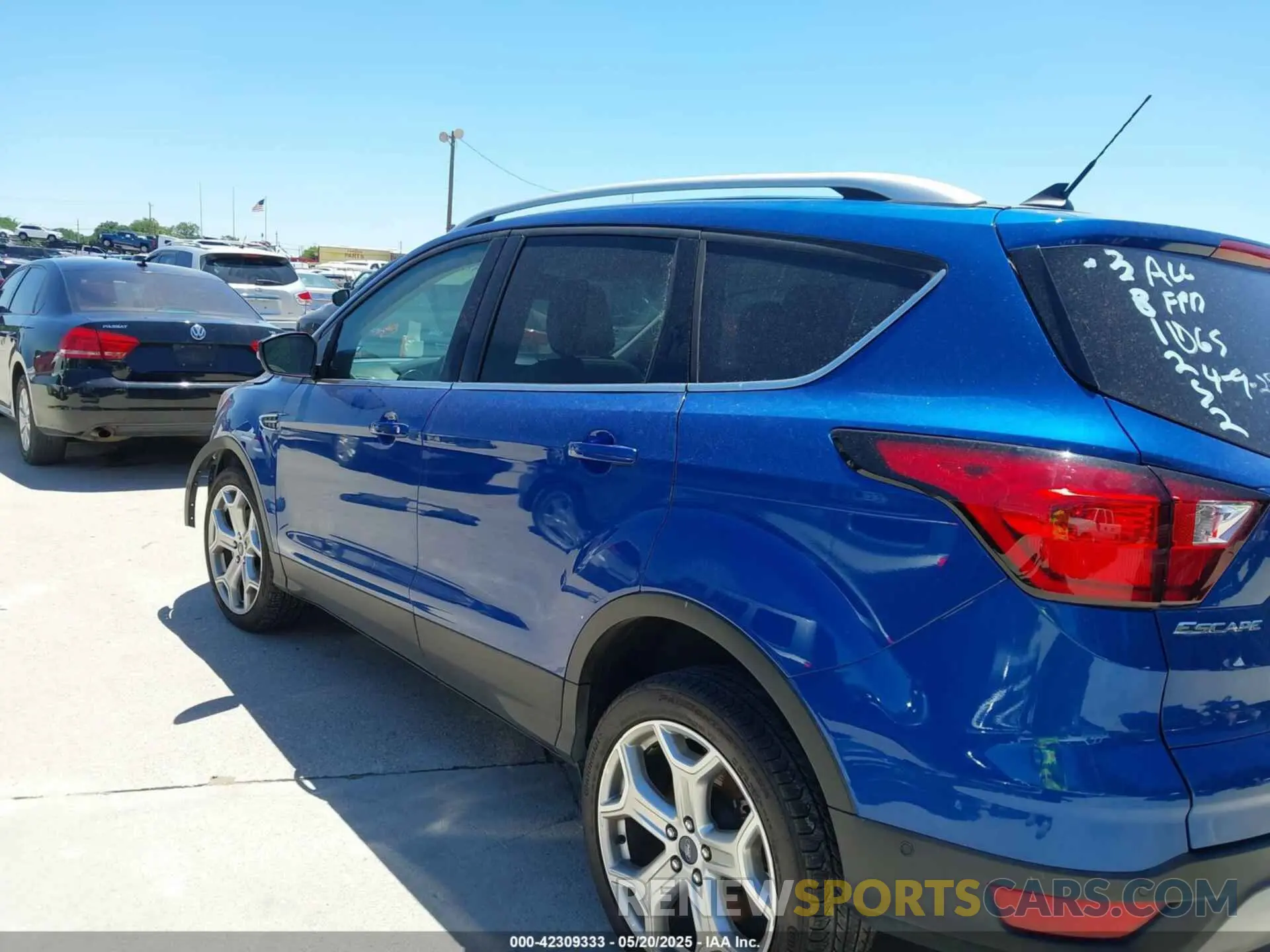 15 Photograph of a damaged car 1FMCU0J96KUC34410 FORD ESCAPE 2019