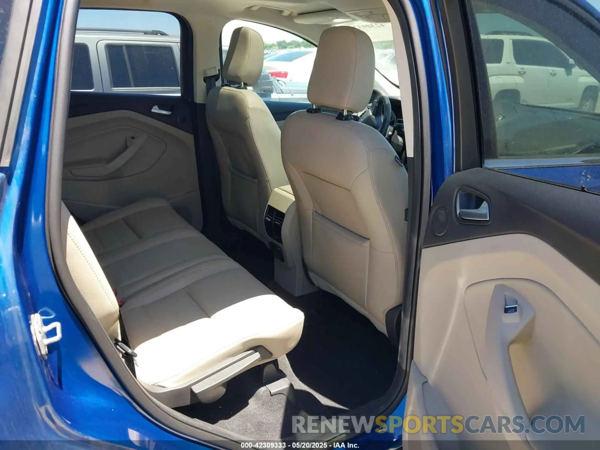 8 Photograph of a damaged car 1FMCU0J96KUC34410 FORD ESCAPE 2019