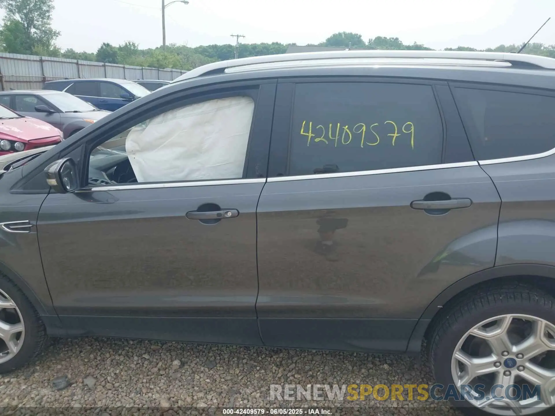 15 Photograph of a damaged car 1FMCU0J97KUA34281 FORD ESCAPE 2019