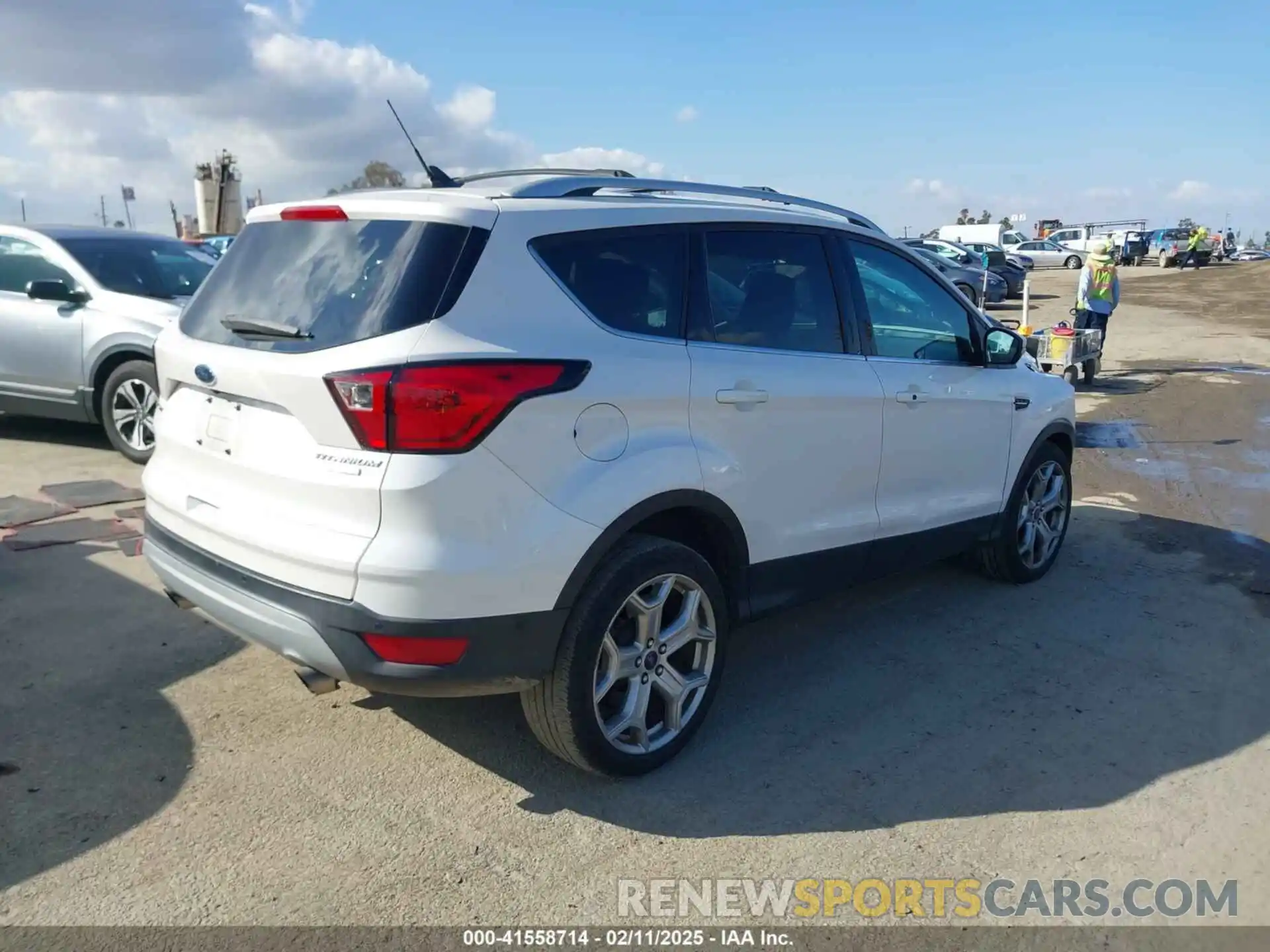 4 Photograph of a damaged car 1FMCU0J98KUA06117 FORD ESCAPE 2019