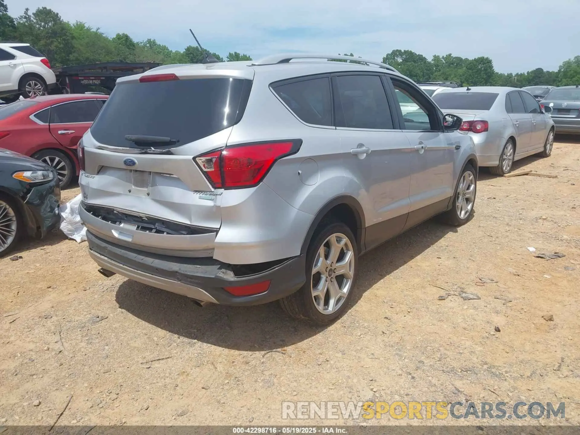 4 Photograph of a damaged car 1FMCU0J98KUA75390 FORD ESCAPE 2019