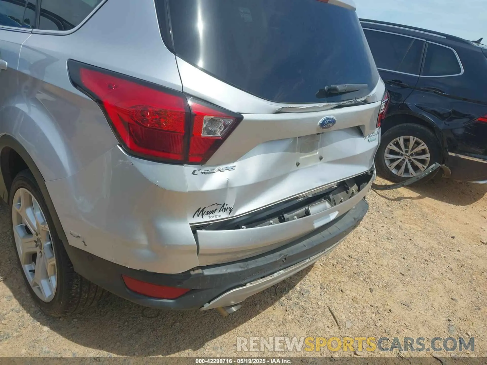 6 Photograph of a damaged car 1FMCU0J98KUA75390 FORD ESCAPE 2019