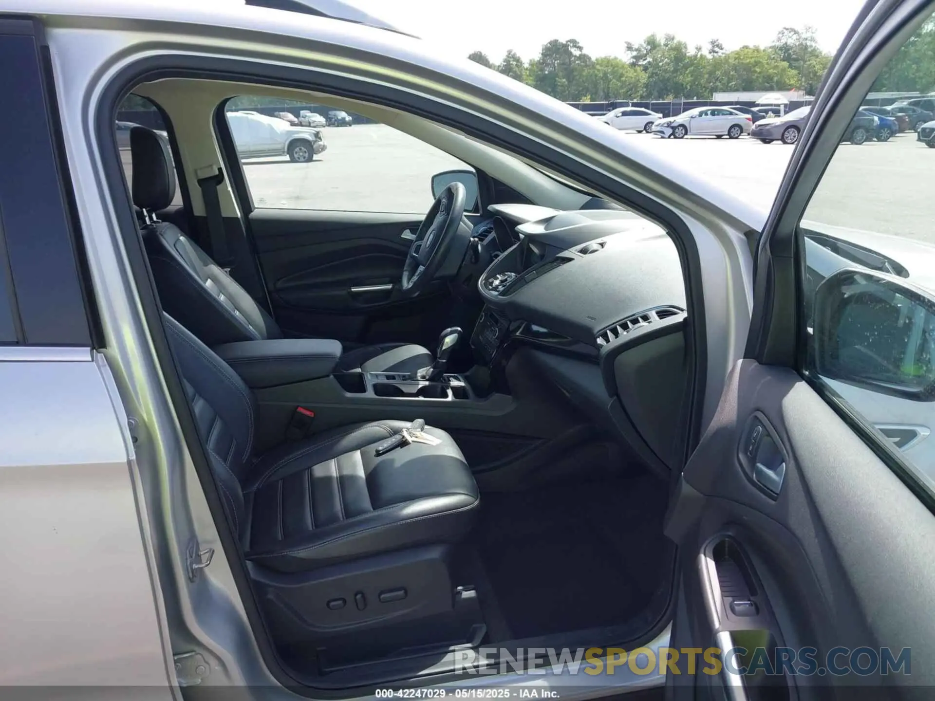 5 Photograph of a damaged car 1FMCU0J99KUA87399 FORD ESCAPE 2019