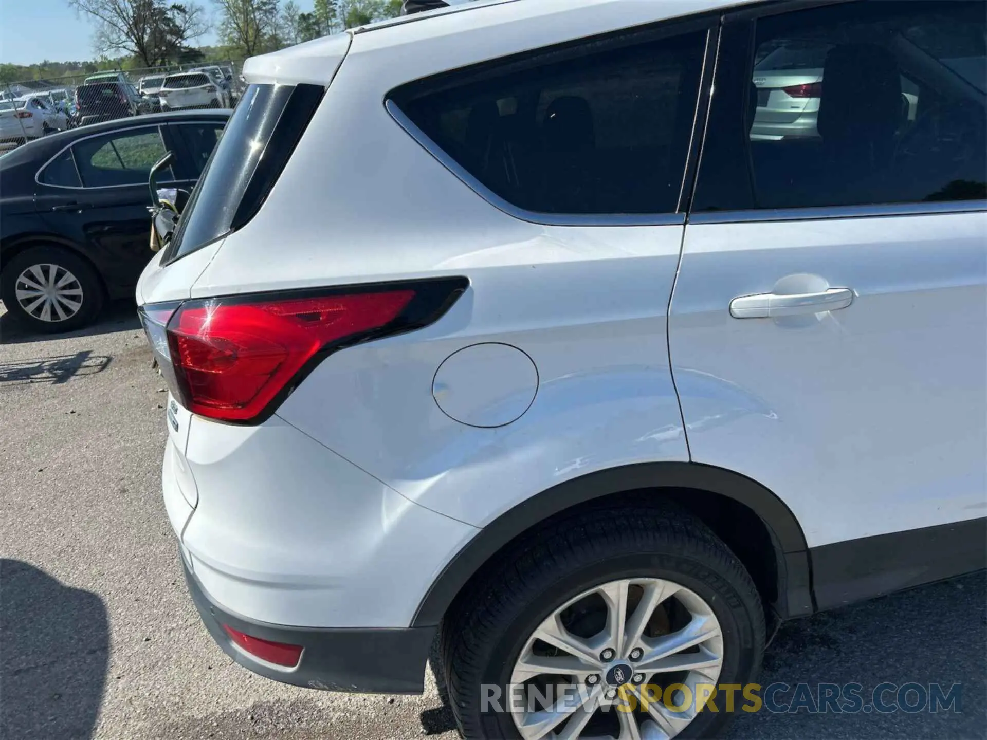 33 Photograph of a damaged car 1FMCU9G90KUB65290 FORD ESCAPE 2019