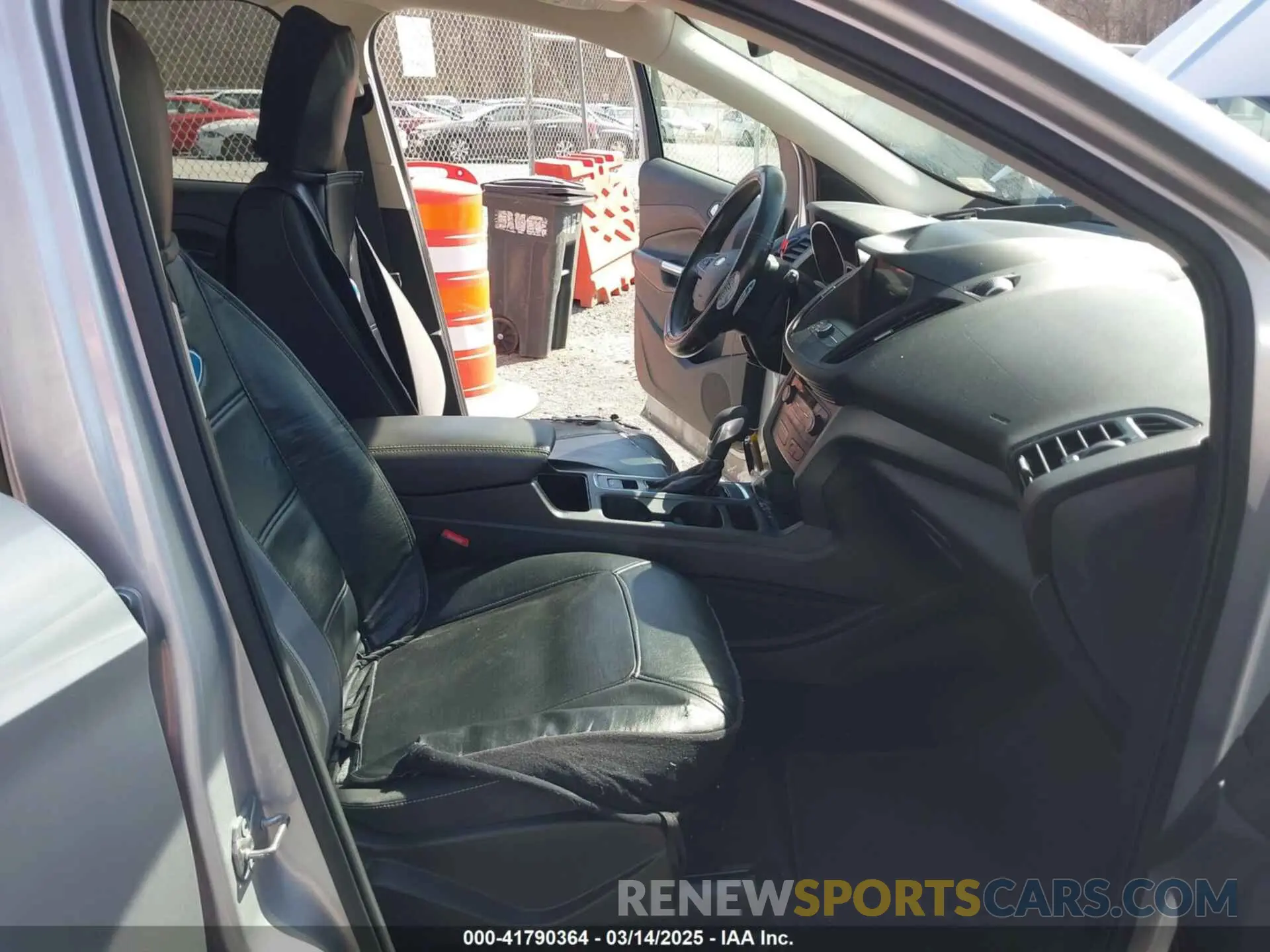 5 Photograph of a damaged car 1FMCU9GD0KUA12963 FORD ESCAPE 2019