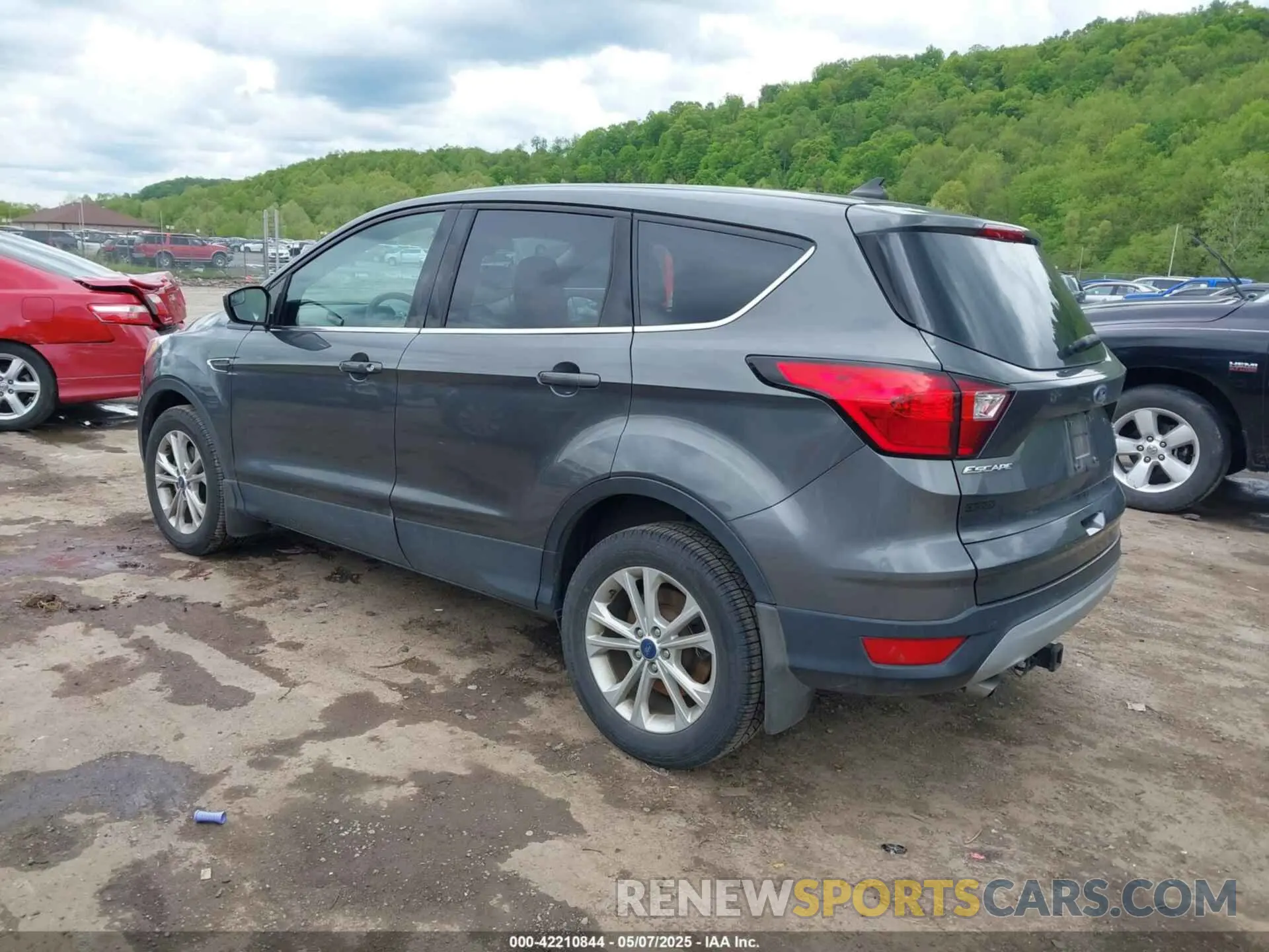 3 Photograph of a damaged car 1FMCU9GD0KUA23901 FORD ESCAPE 2019