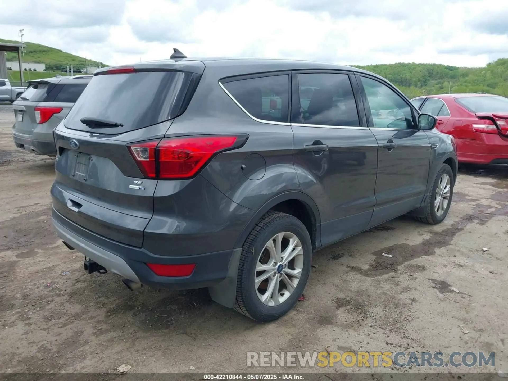 4 Photograph of a damaged car 1FMCU9GD0KUA23901 FORD ESCAPE 2019