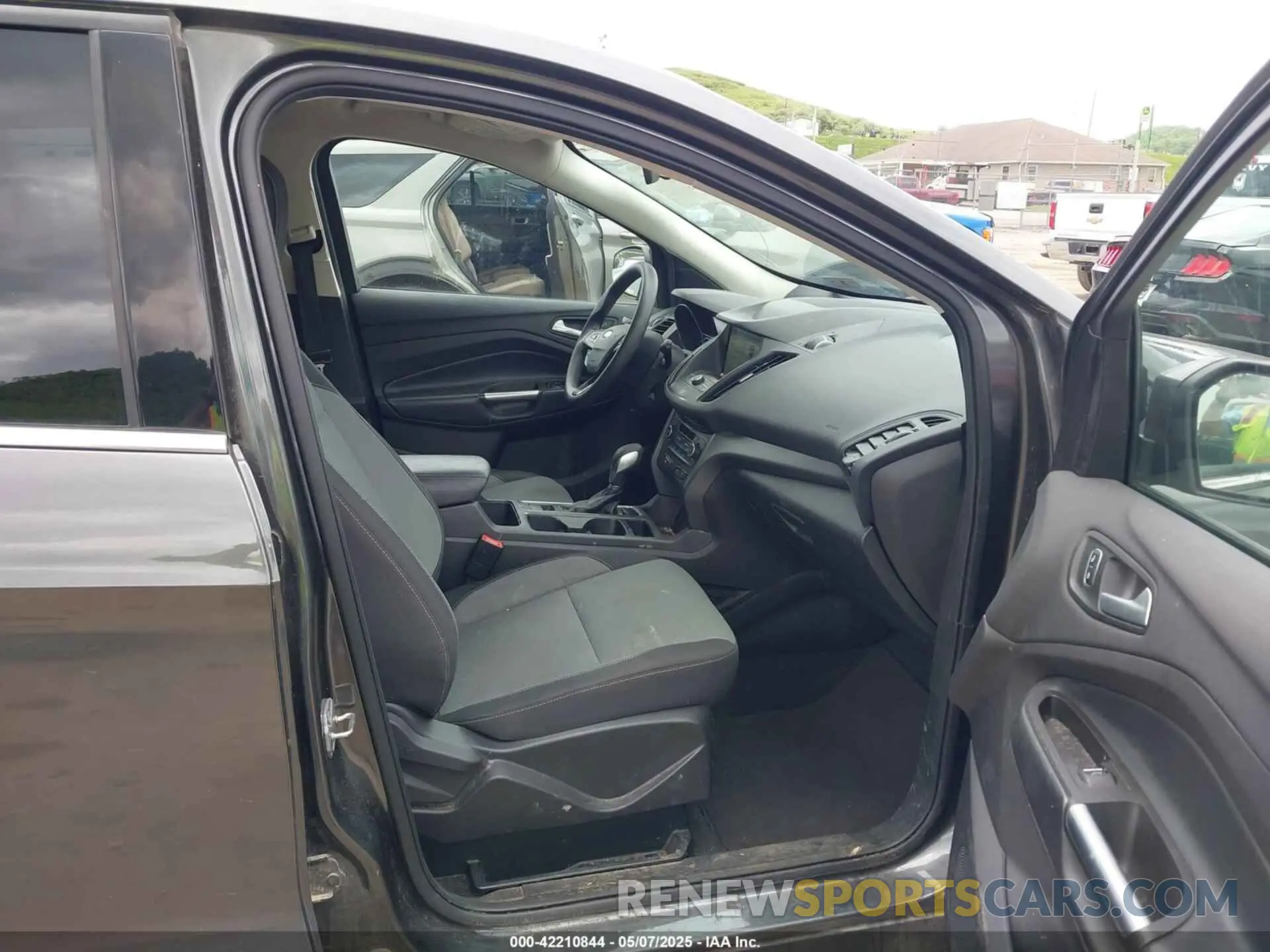 5 Photograph of a damaged car 1FMCU9GD0KUA23901 FORD ESCAPE 2019