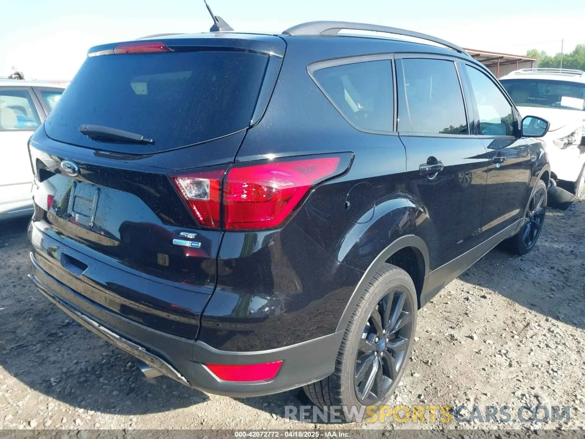 4 Photograph of a damaged car 1FMCU9GD0KUA67526 FORD ESCAPE 2019