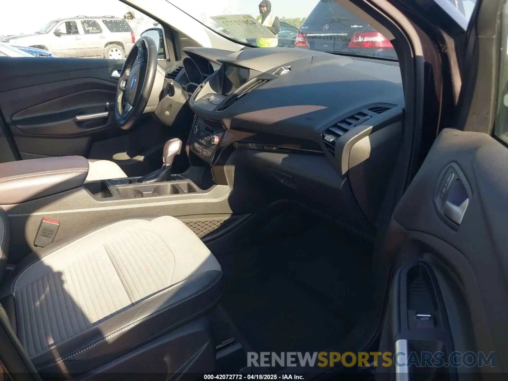5 Photograph of a damaged car 1FMCU9GD0KUA67526 FORD ESCAPE 2019