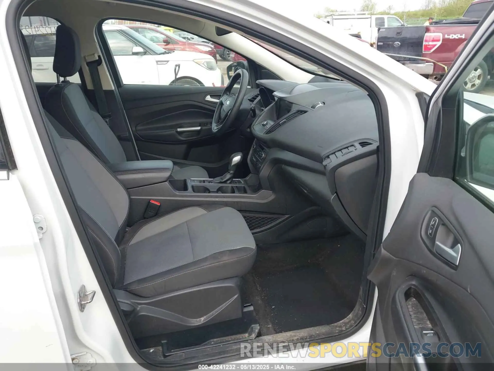 5 Photograph of a damaged car 1FMCU9GD0KUA85184 FORD ESCAPE 2019