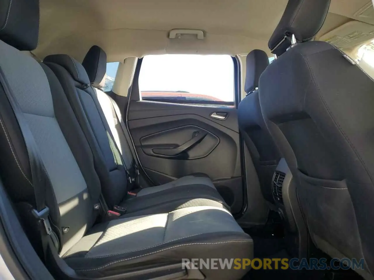 10 Photograph of a damaged car 1FMCU9GD0KUB39180 FORD ESCAPE 2019