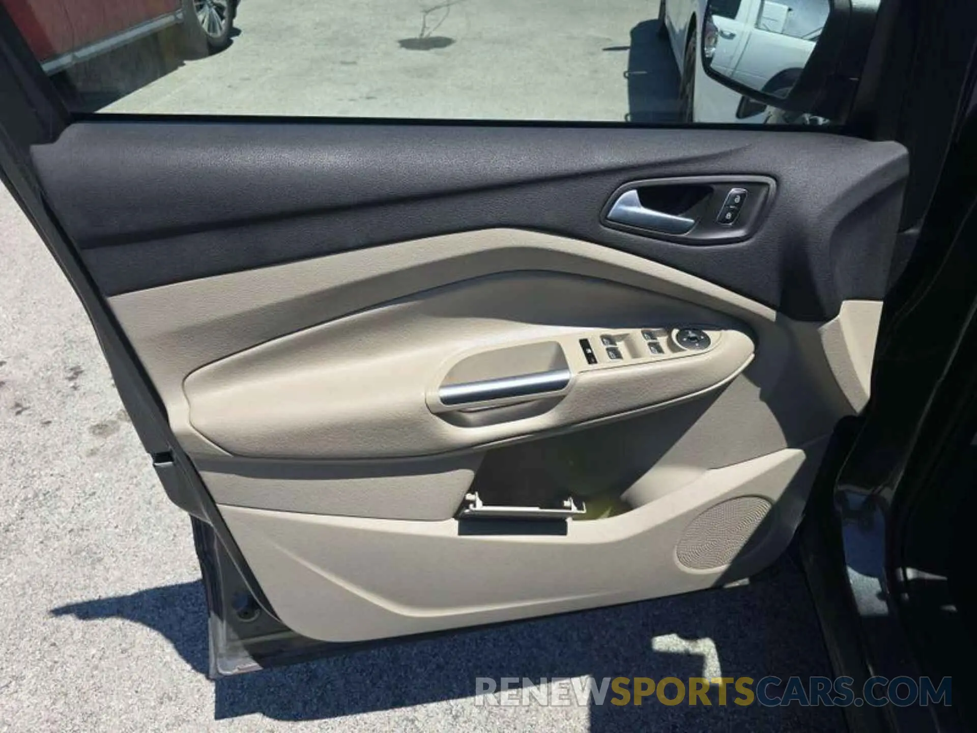 21 Photograph of a damaged car 1FMCU9GD0KUB64984 FORD ESCAPE 2019