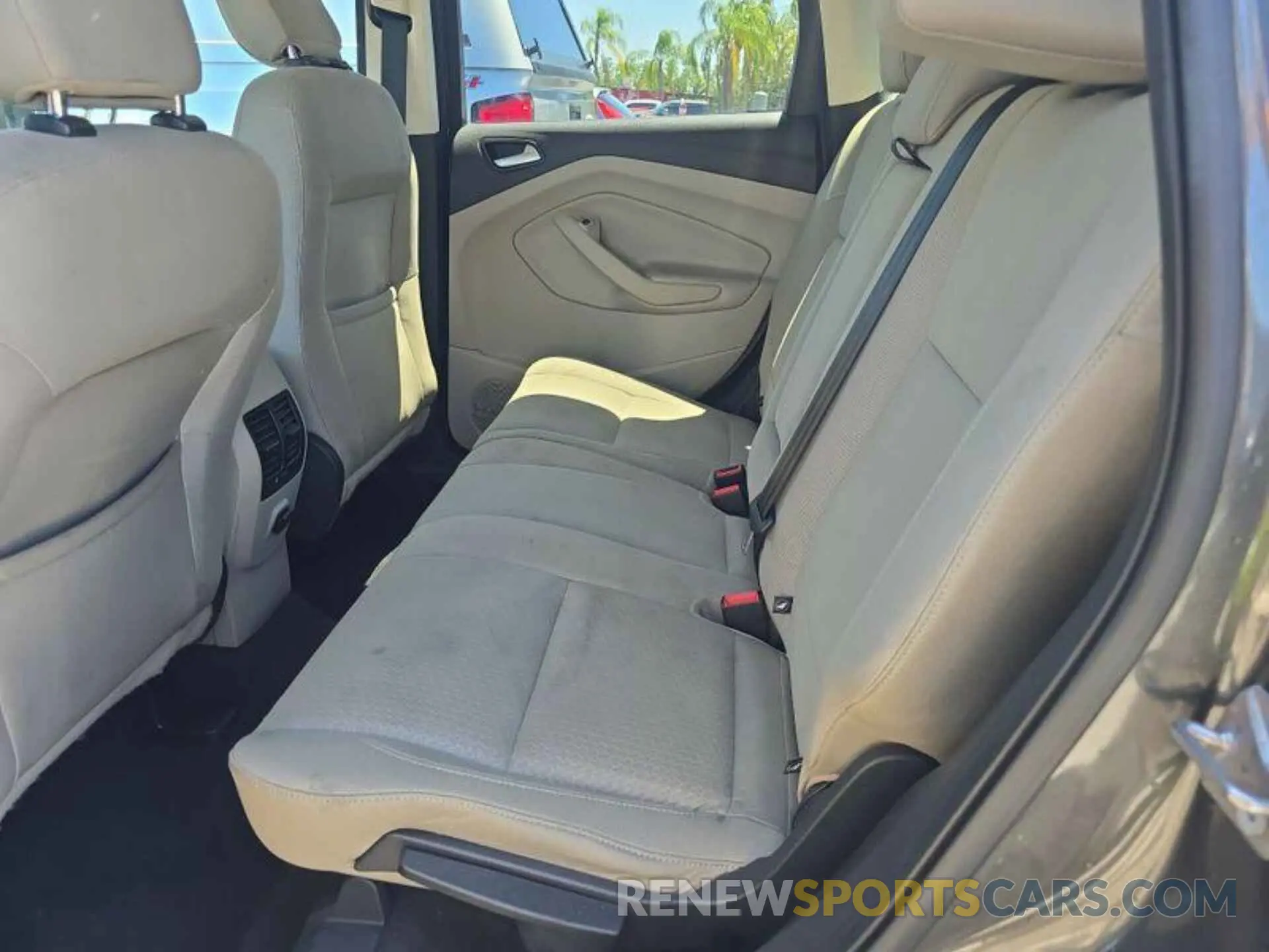 4 Photograph of a damaged car 1FMCU9GD0KUB64984 FORD ESCAPE 2019