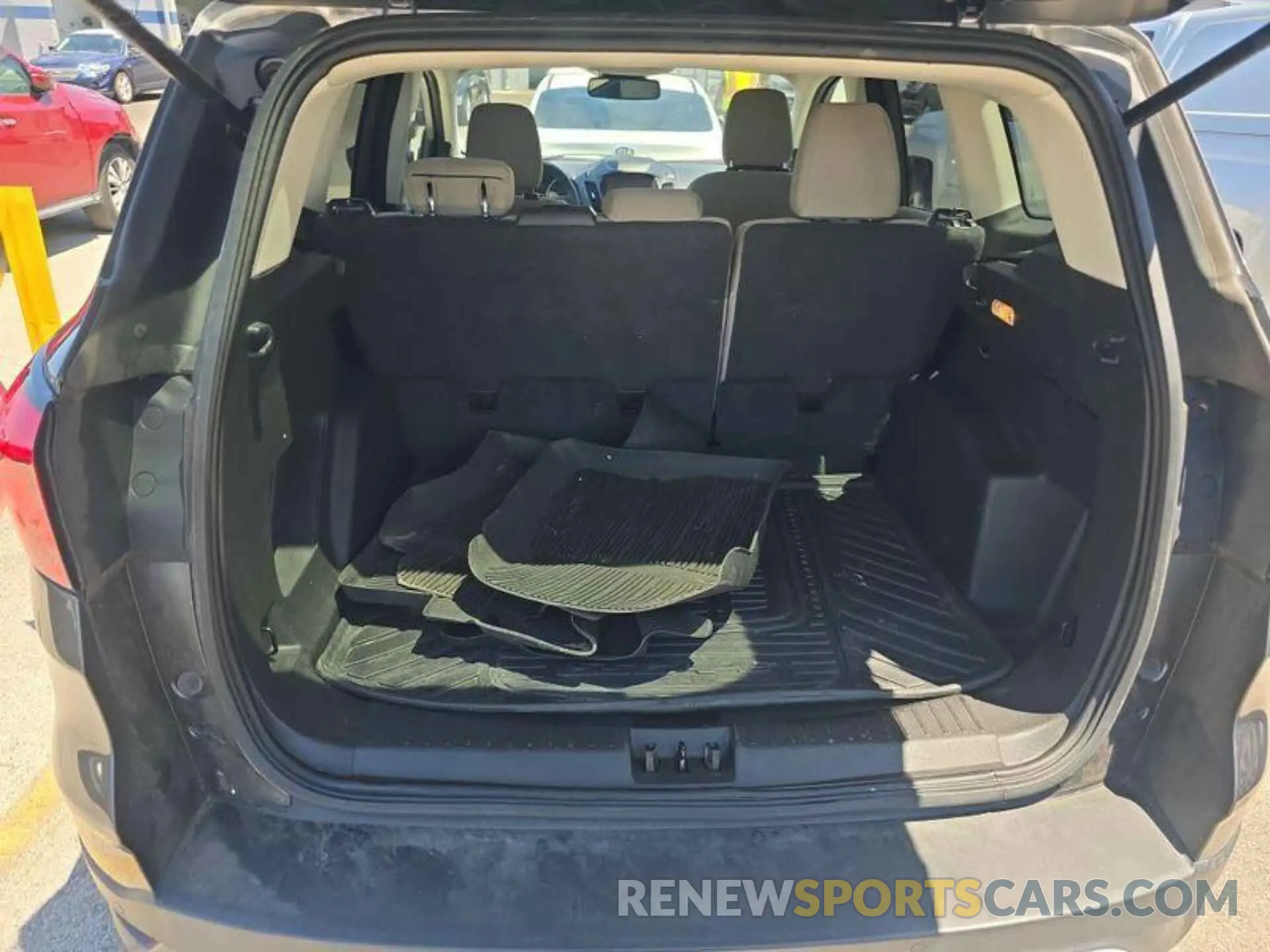 5 Photograph of a damaged car 1FMCU9GD0KUB64984 FORD ESCAPE 2019