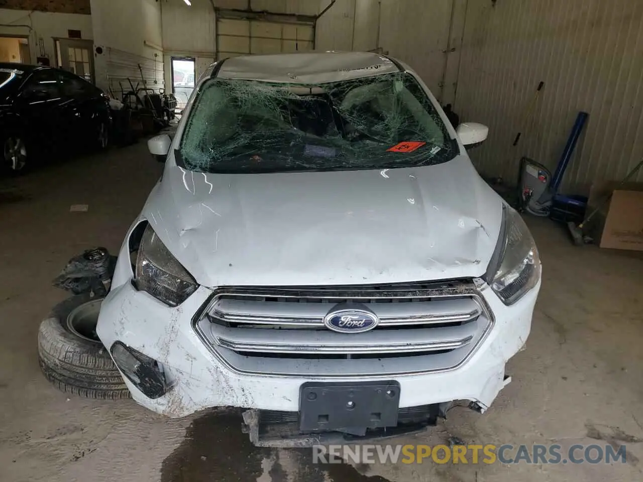 5 Photograph of a damaged car 1FMCU9GD0KUB81364 FORD ESCAPE 2019