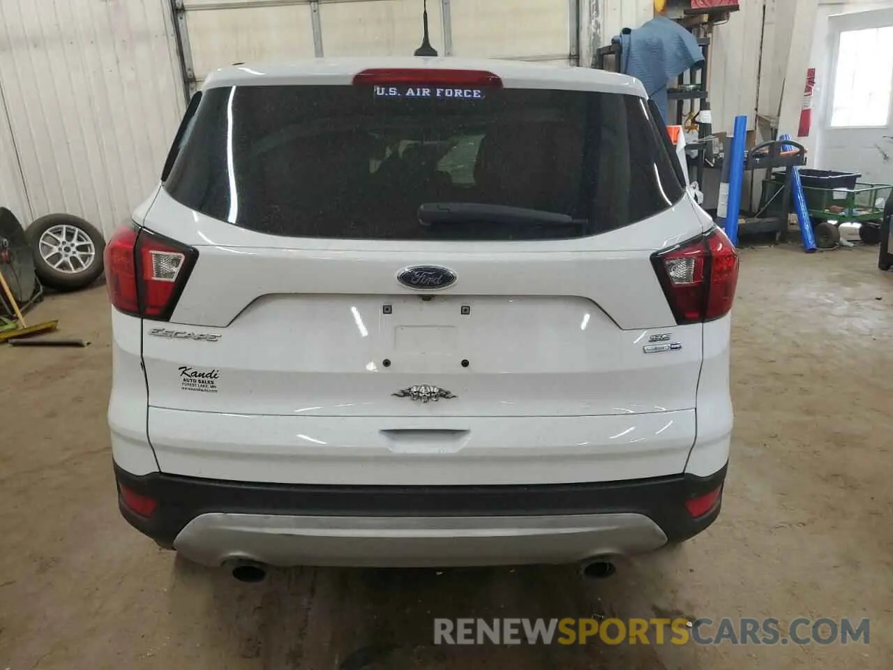 6 Photograph of a damaged car 1FMCU9GD0KUB81364 FORD ESCAPE 2019