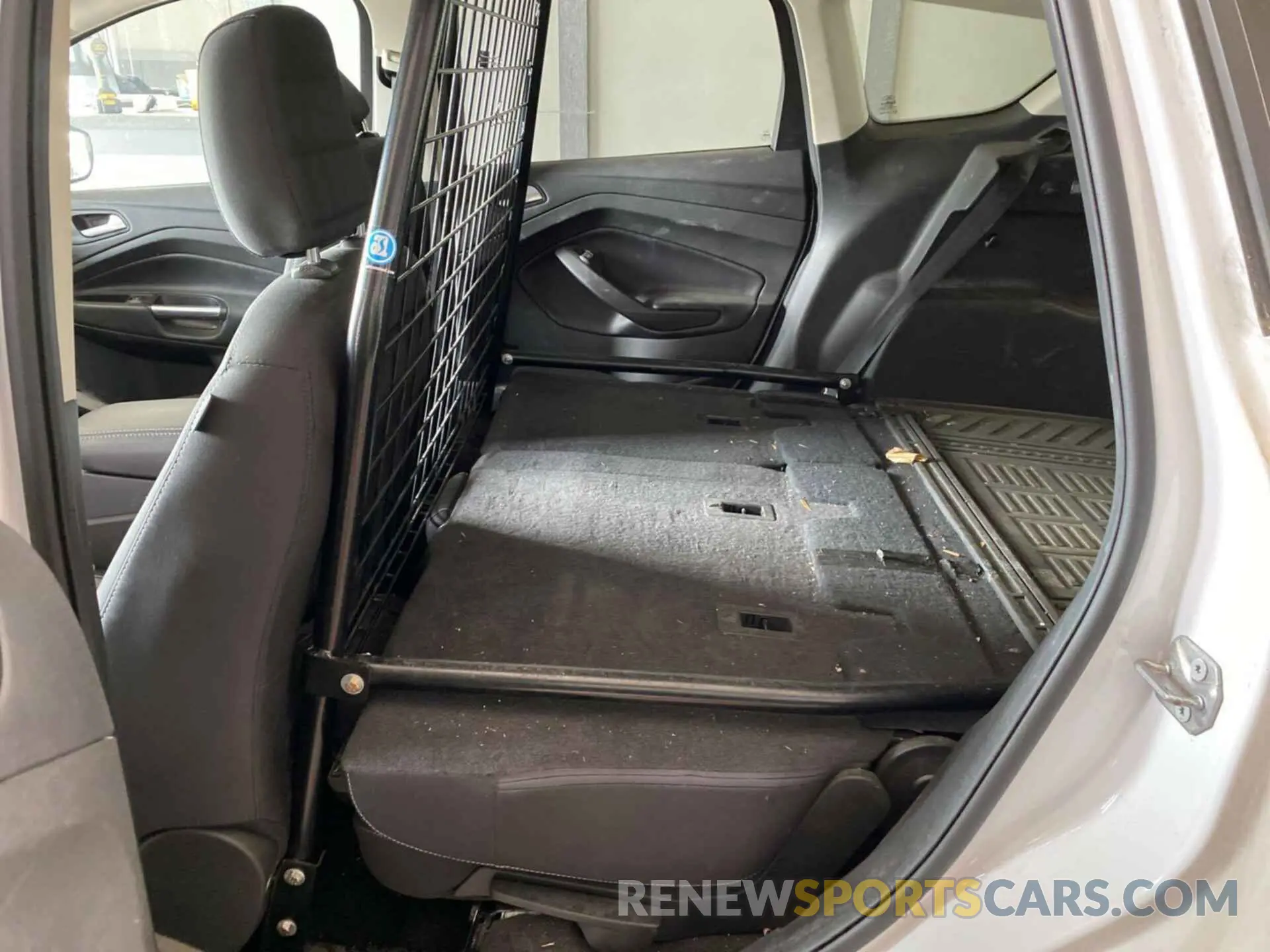 10 Photograph of a damaged car 1FMCU9GD0KUC07719 FORD ESCAPE 2019