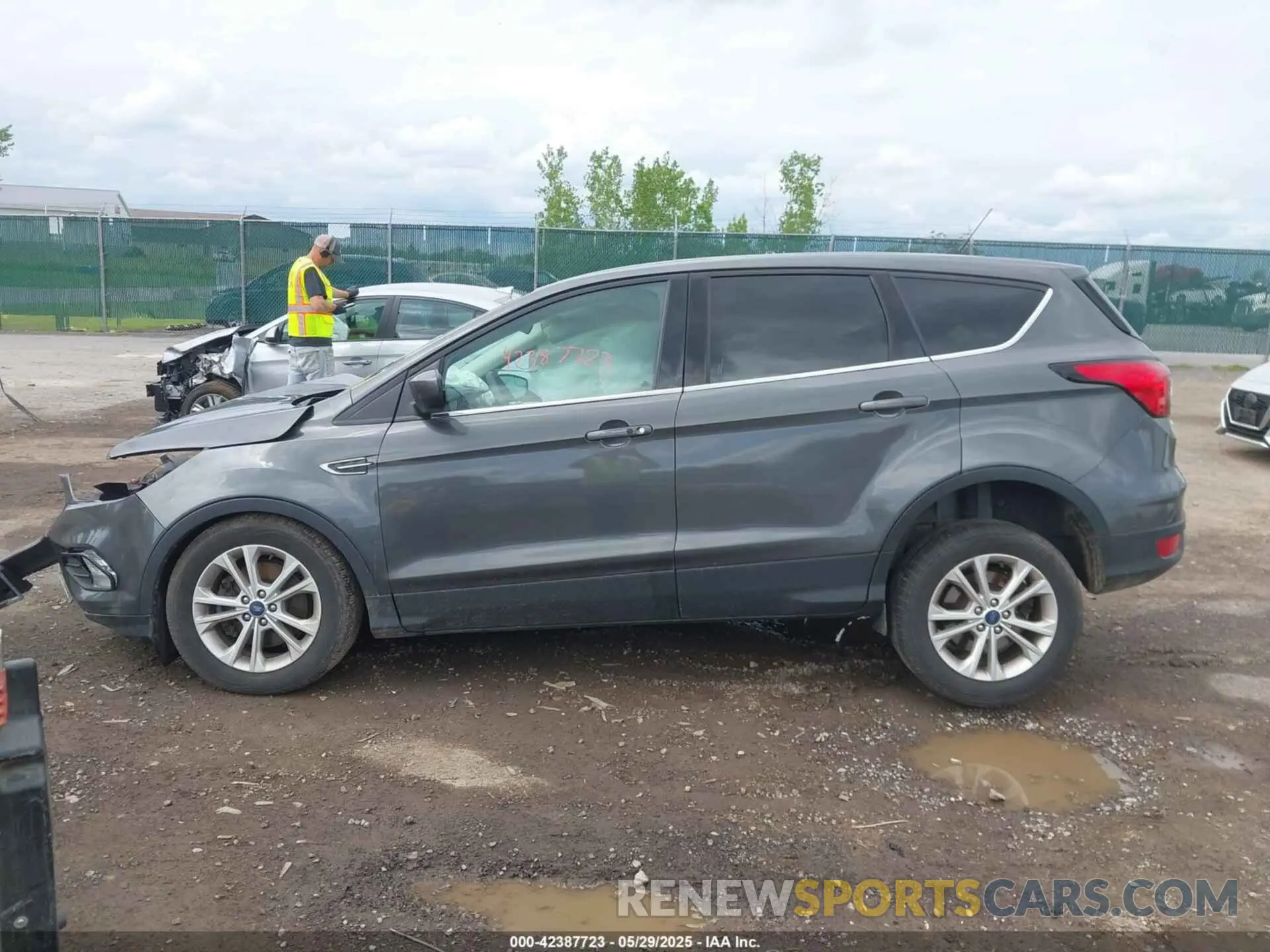 14 Photograph of a damaged car 1FMCU9GD0KUC22429 FORD ESCAPE 2019
