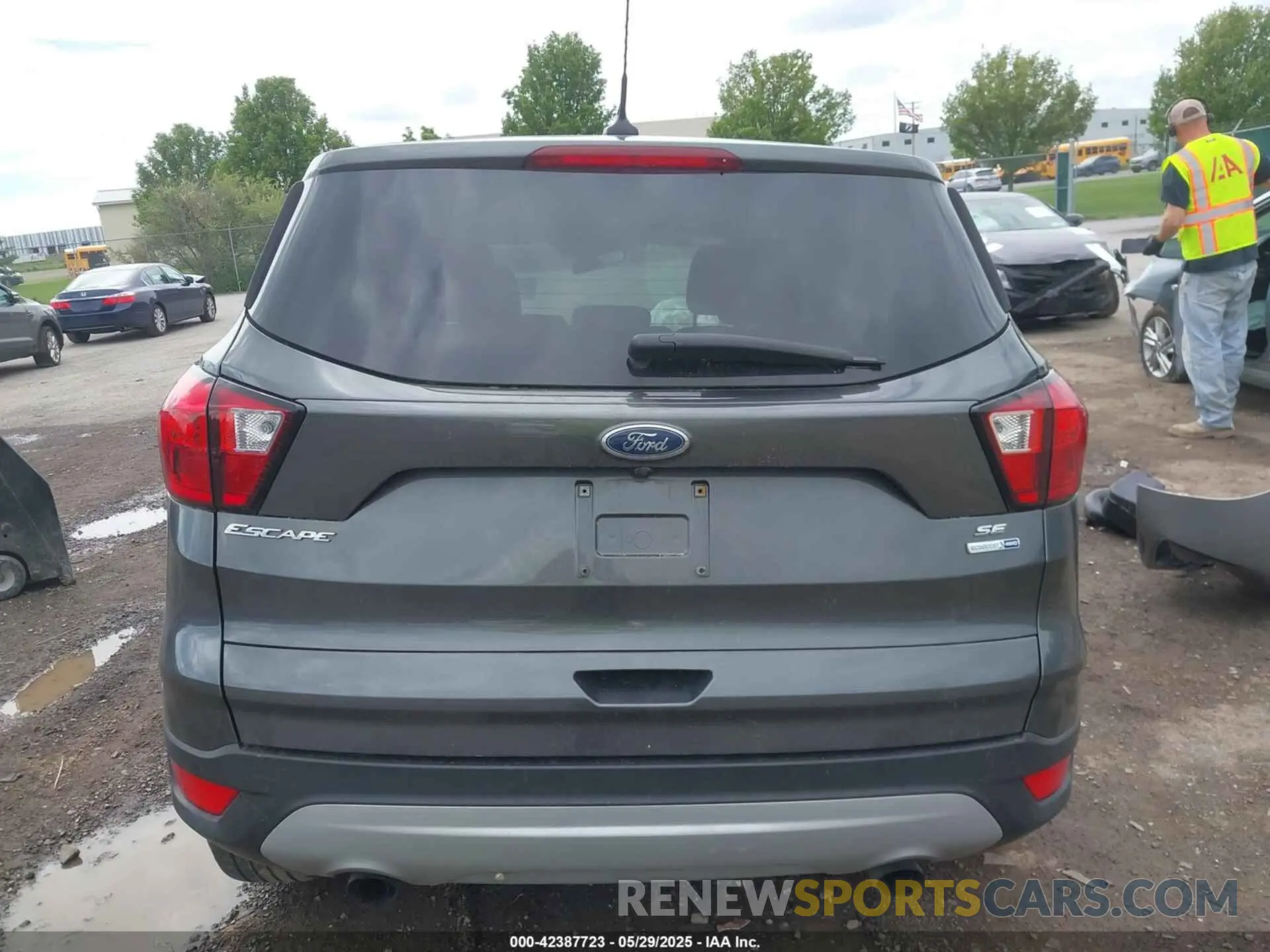 16 Photograph of a damaged car 1FMCU9GD0KUC22429 FORD ESCAPE 2019