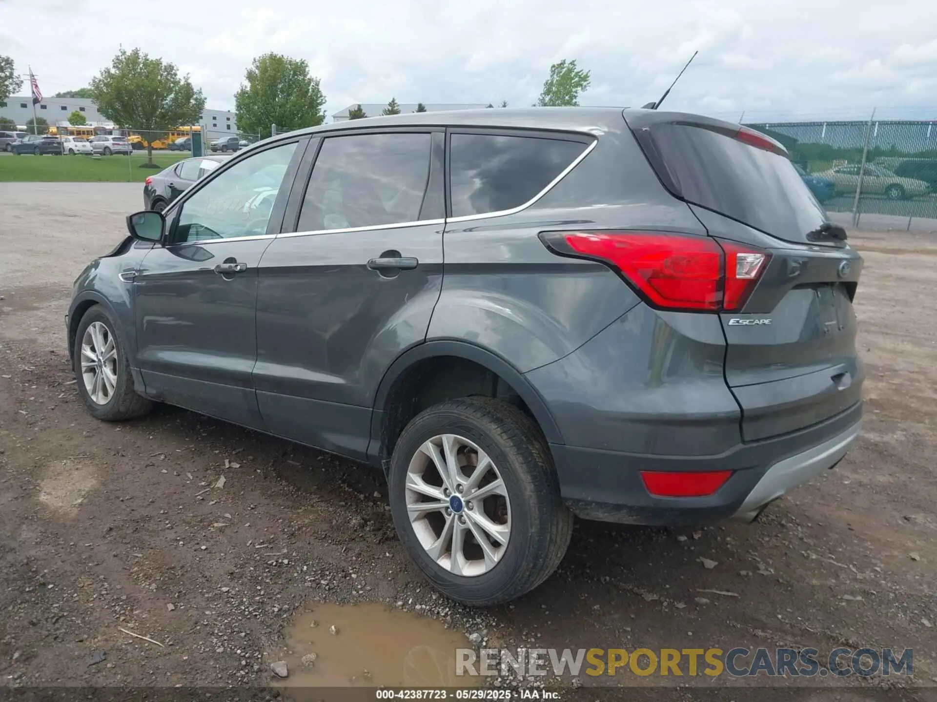 3 Photograph of a damaged car 1FMCU9GD0KUC22429 FORD ESCAPE 2019