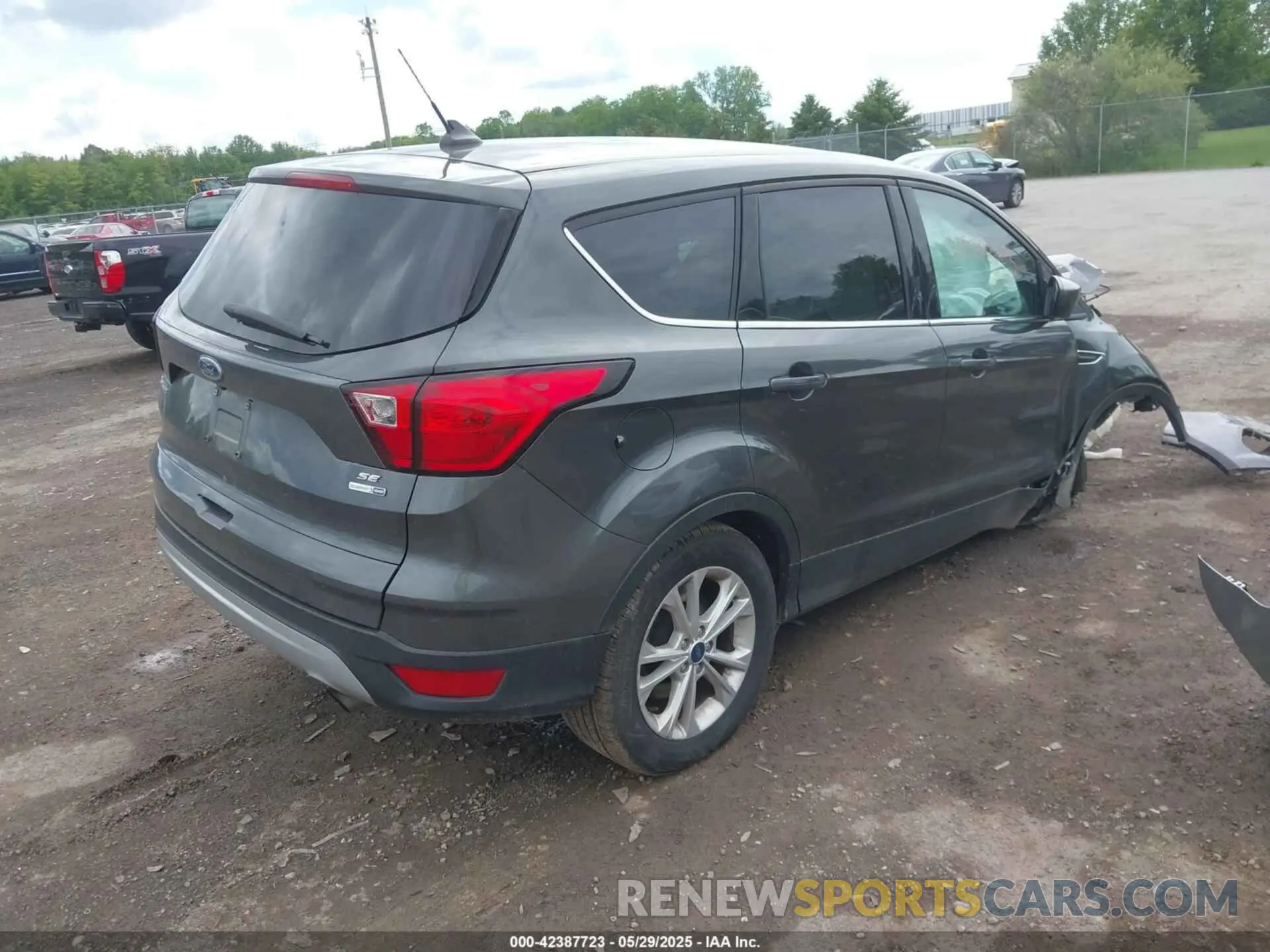 4 Photograph of a damaged car 1FMCU9GD0KUC22429 FORD ESCAPE 2019