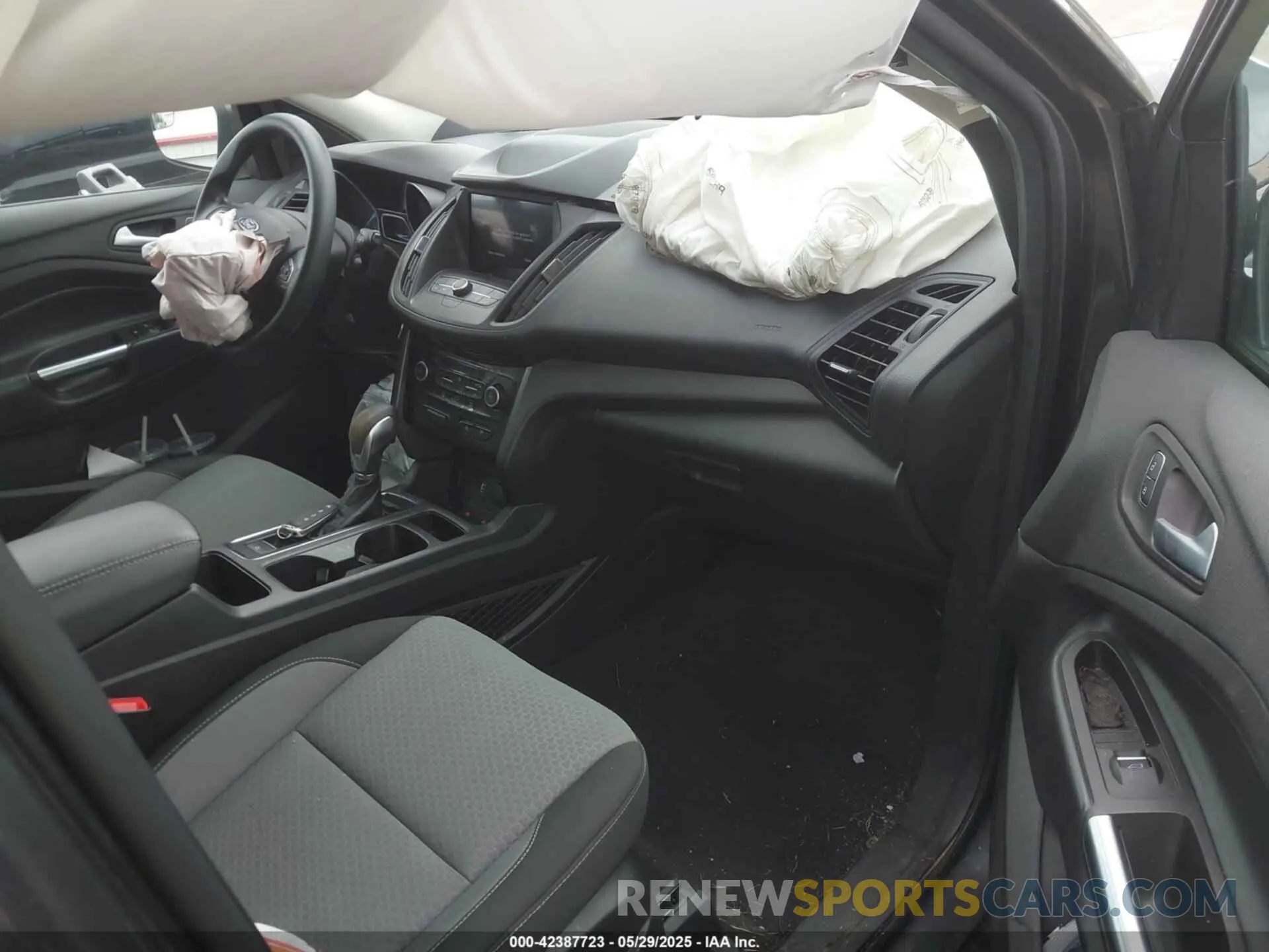 5 Photograph of a damaged car 1FMCU9GD0KUC22429 FORD ESCAPE 2019