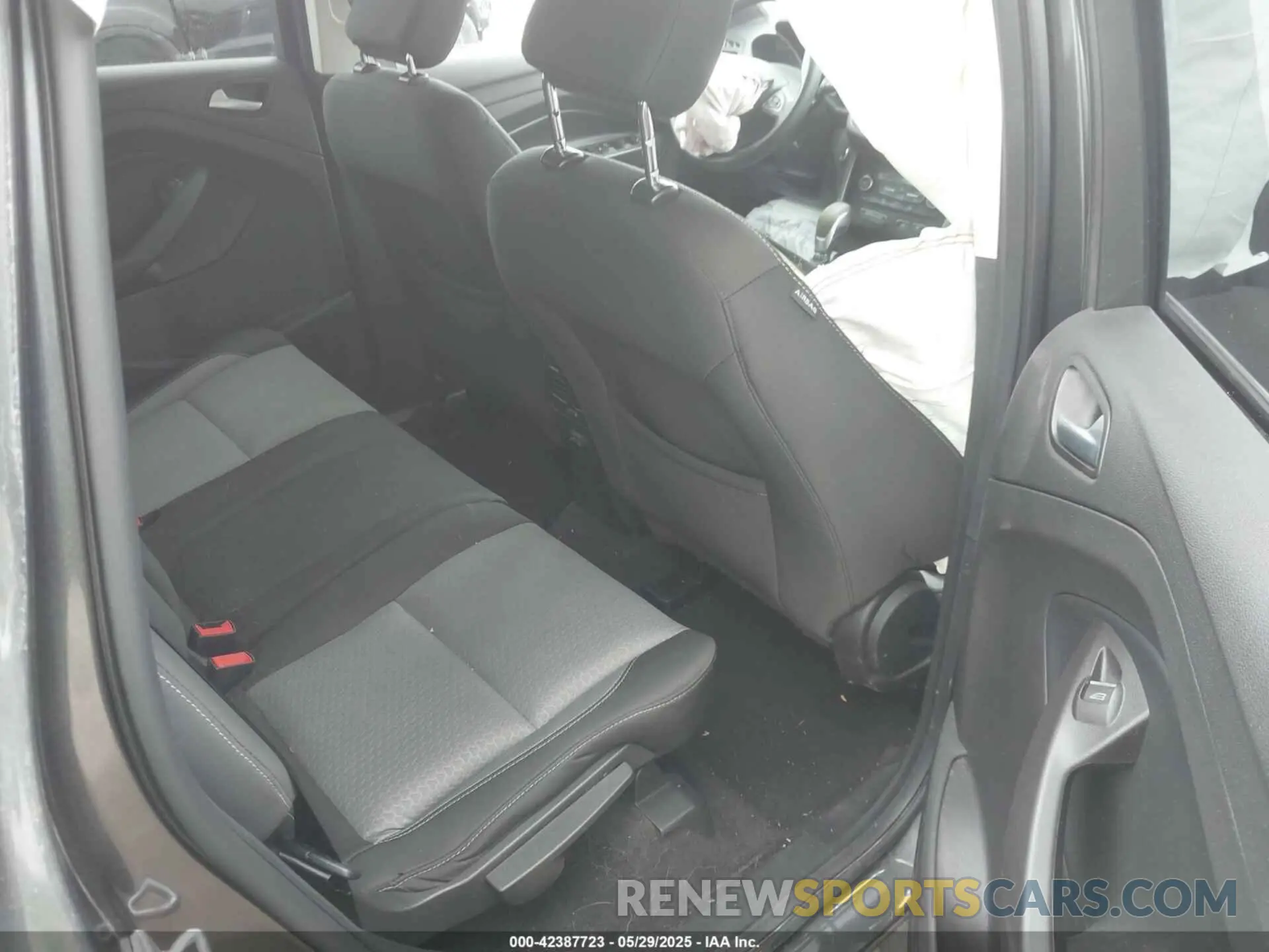 8 Photograph of a damaged car 1FMCU9GD0KUC22429 FORD ESCAPE 2019