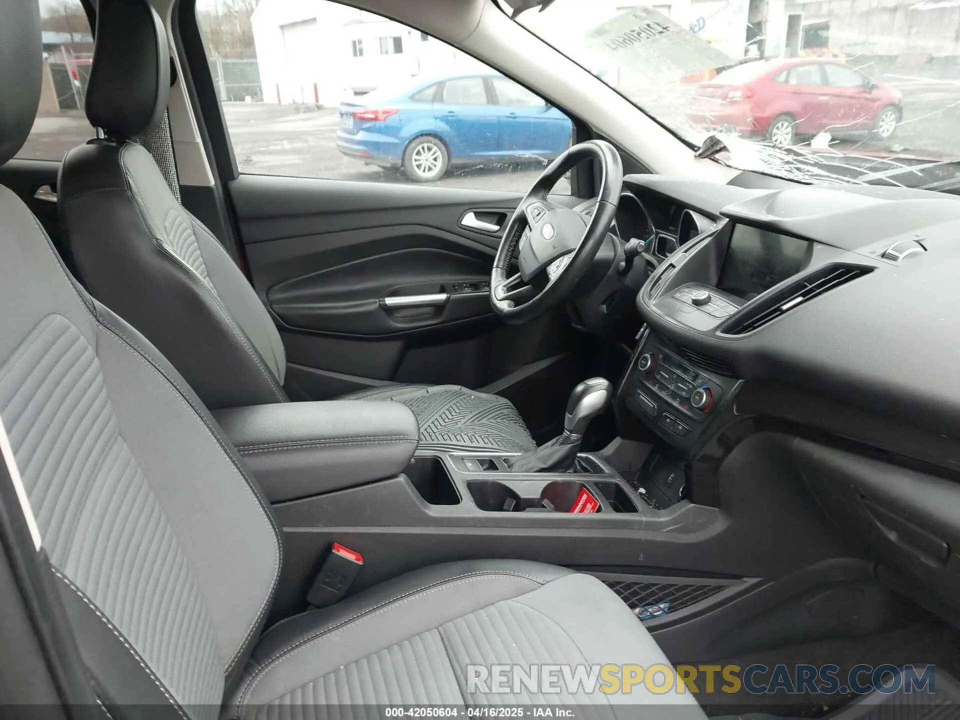 5 Photograph of a damaged car 1FMCU9GD0KUC43071 FORD ESCAPE 2019