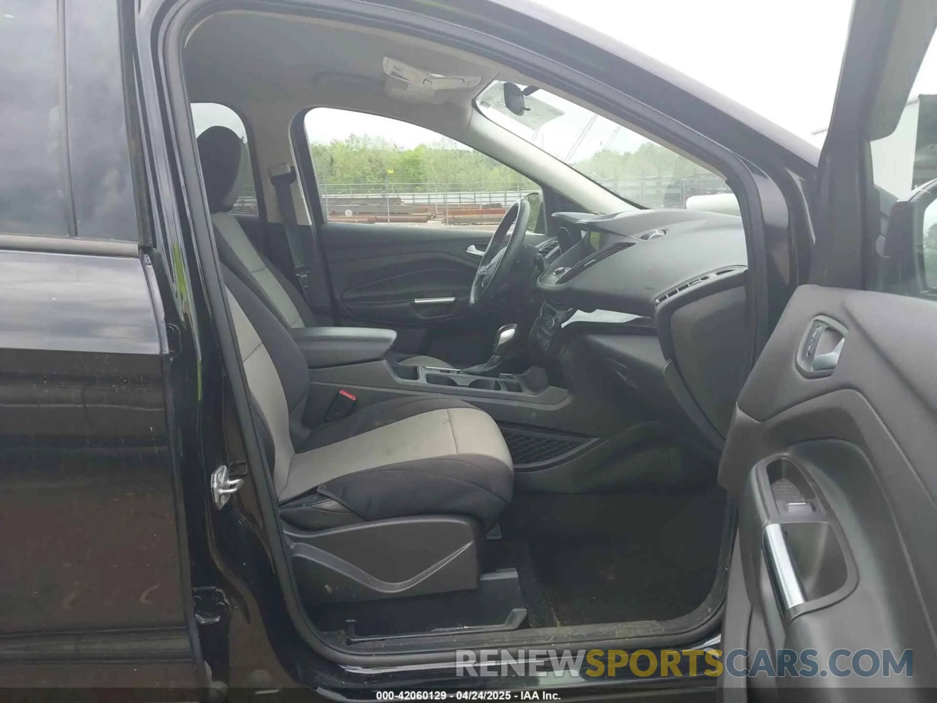 5 Photograph of a damaged car 1FMCU9GD1KUA64828 FORD ESCAPE 2019