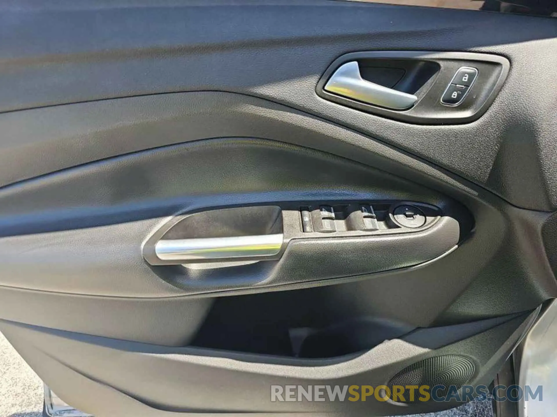 16 Photograph of a damaged car 1FMCU9GD1KUB65013 FORD ESCAPE 2019