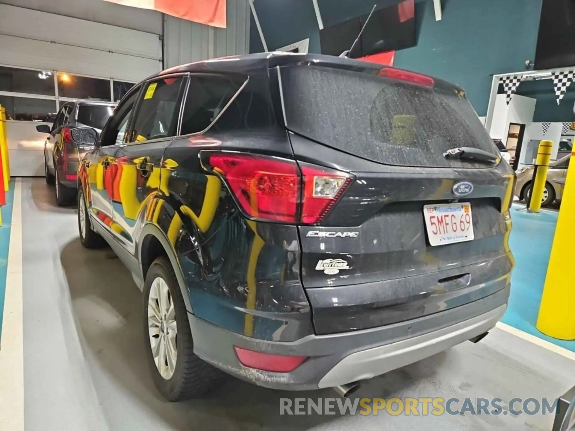 8 Photograph of a damaged car 1FMCU9GD1KUB82300 FORD ESCAPE 2019