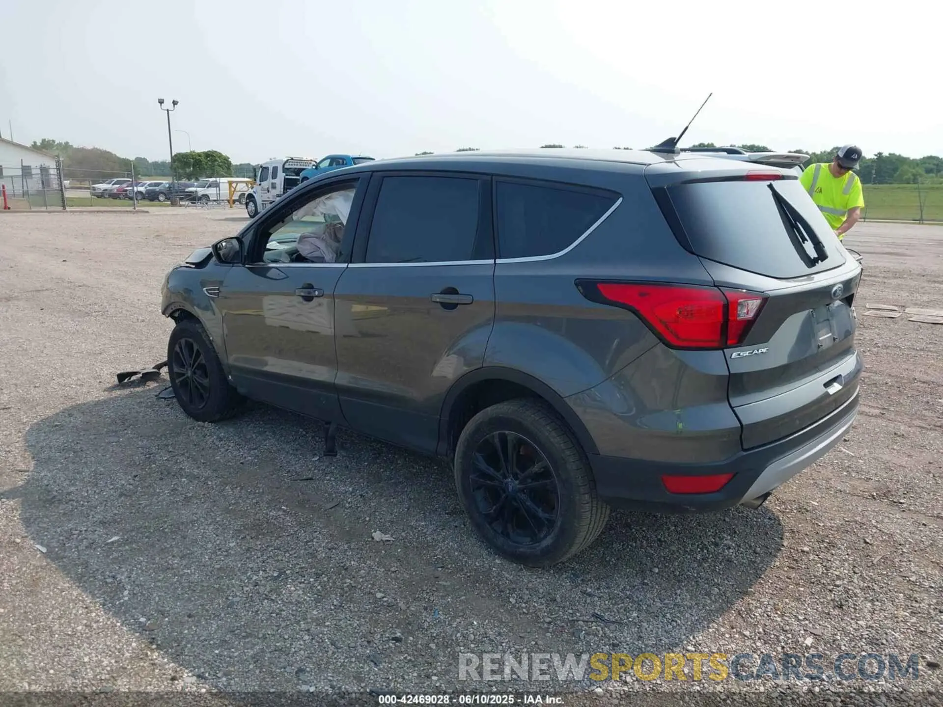 3 Photograph of a damaged car 1FMCU9GD1KUC21855 FORD ESCAPE 2019