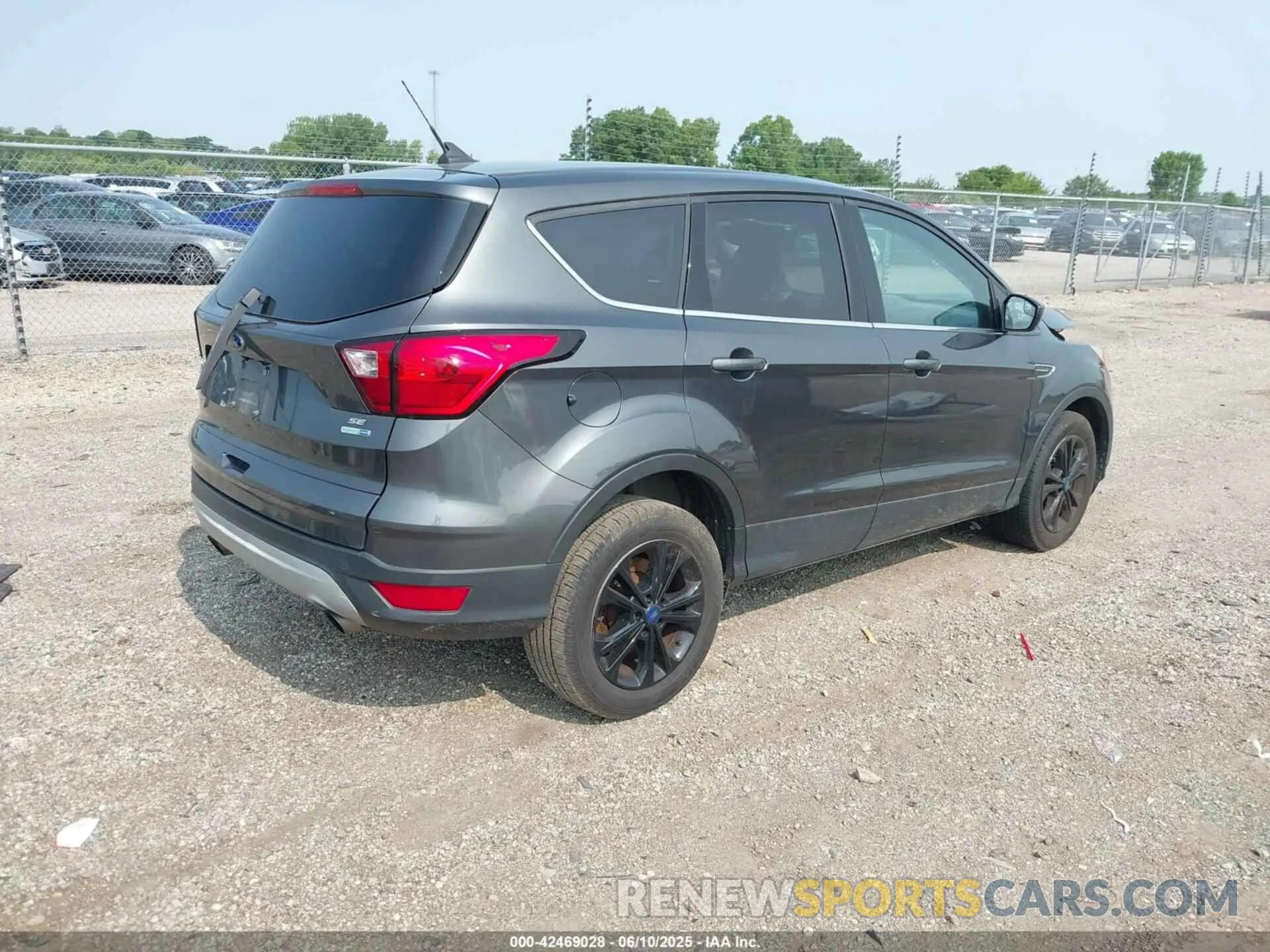4 Photograph of a damaged car 1FMCU9GD1KUC21855 FORD ESCAPE 2019