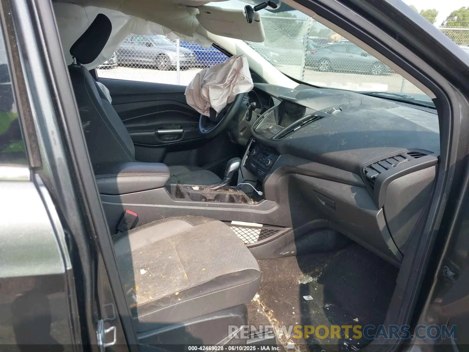 5 Photograph of a damaged car 1FMCU9GD1KUC21855 FORD ESCAPE 2019