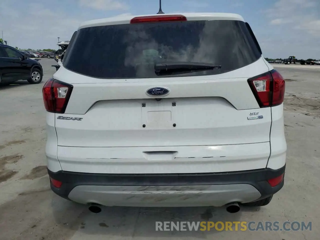 8 Photograph of a damaged car 1FMCU9GD2KUA21566 FORD ESCAPE 2019