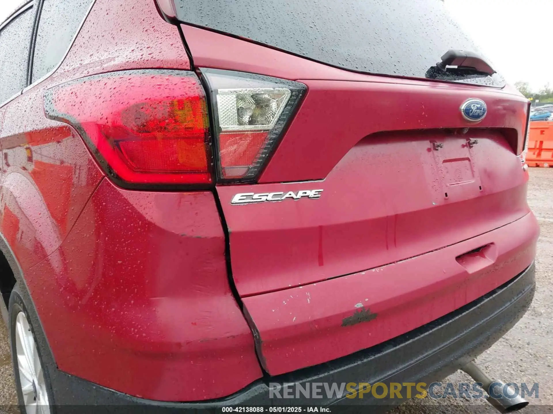 17 Photograph of a damaged car 1FMCU9GD2KUA53319 FORD ESCAPE 2019