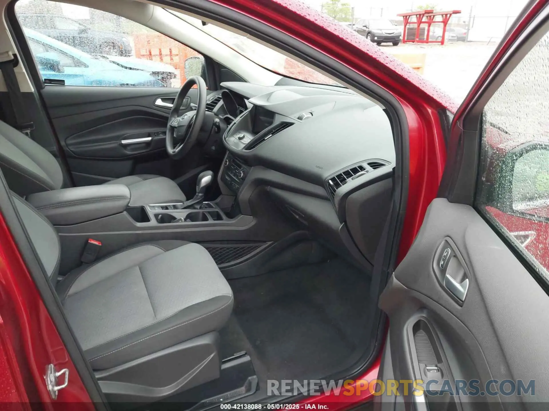 5 Photograph of a damaged car 1FMCU9GD2KUA53319 FORD ESCAPE 2019