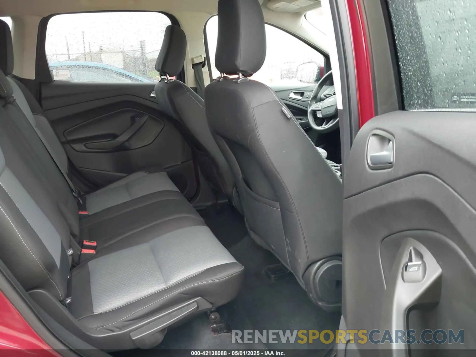 8 Photograph of a damaged car 1FMCU9GD2KUA53319 FORD ESCAPE 2019