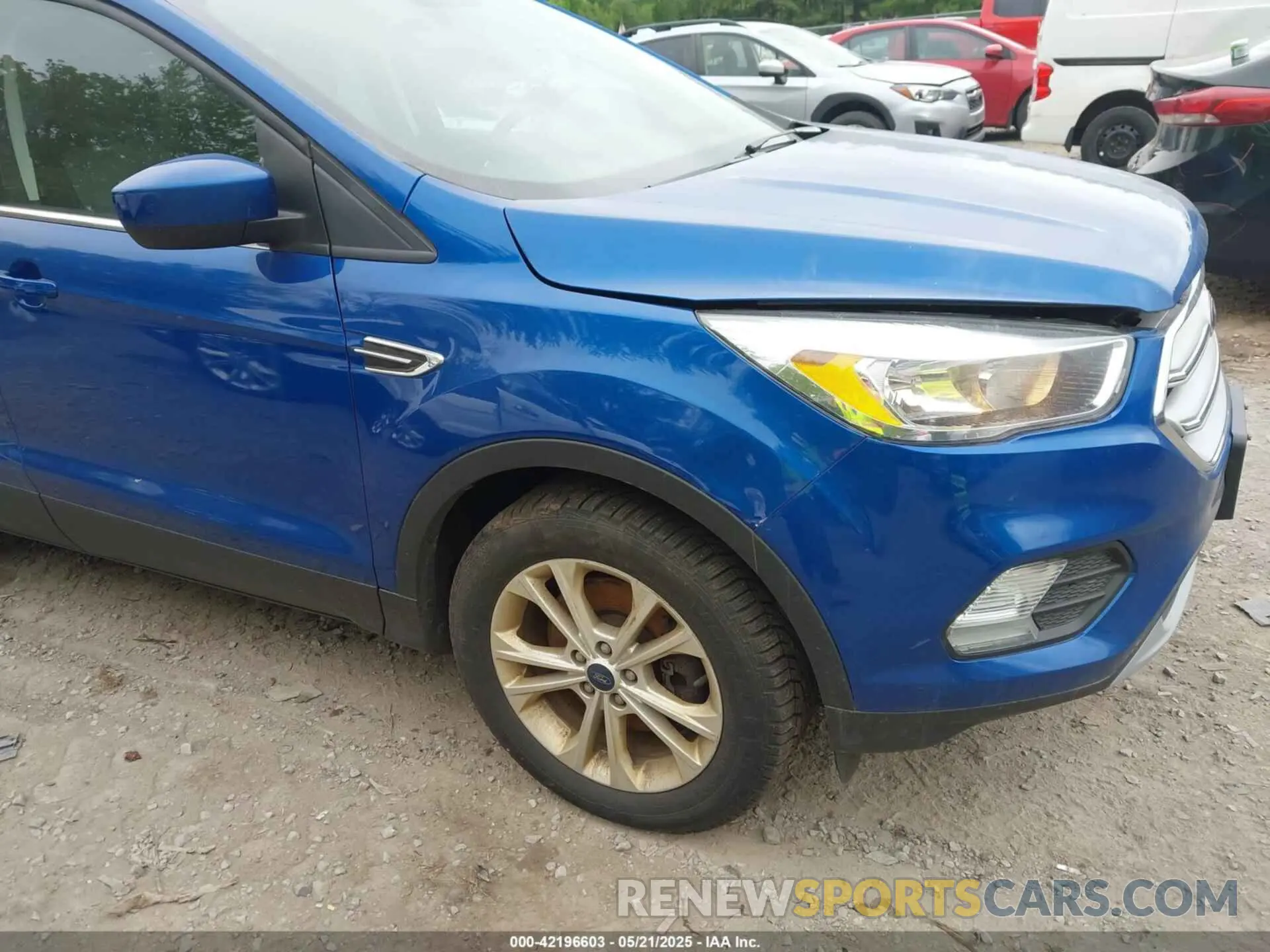 17 Photograph of a damaged car 1FMCU9GD2KUA57922 FORD ESCAPE 2019