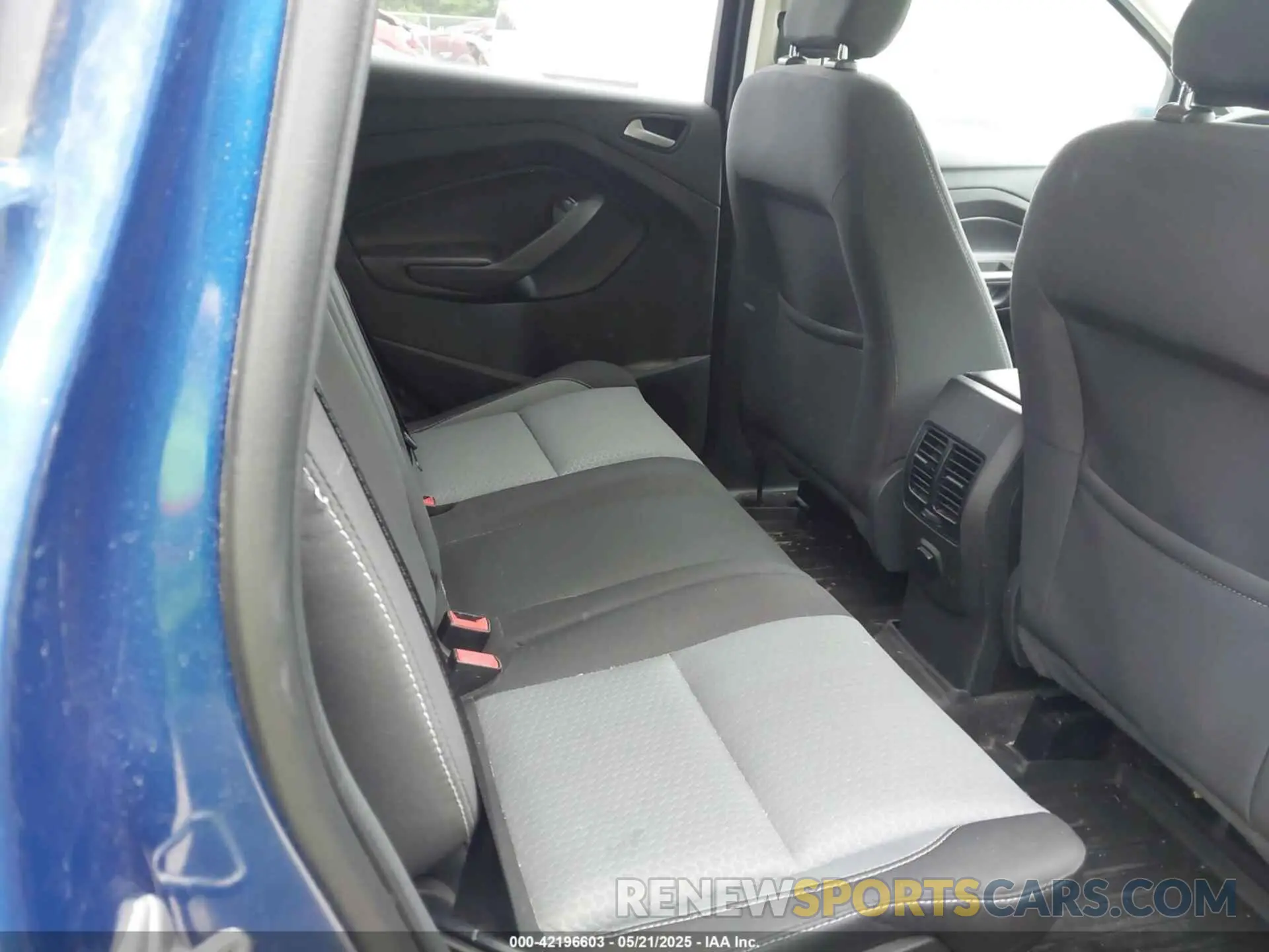8 Photograph of a damaged car 1FMCU9GD2KUA57922 FORD ESCAPE 2019
