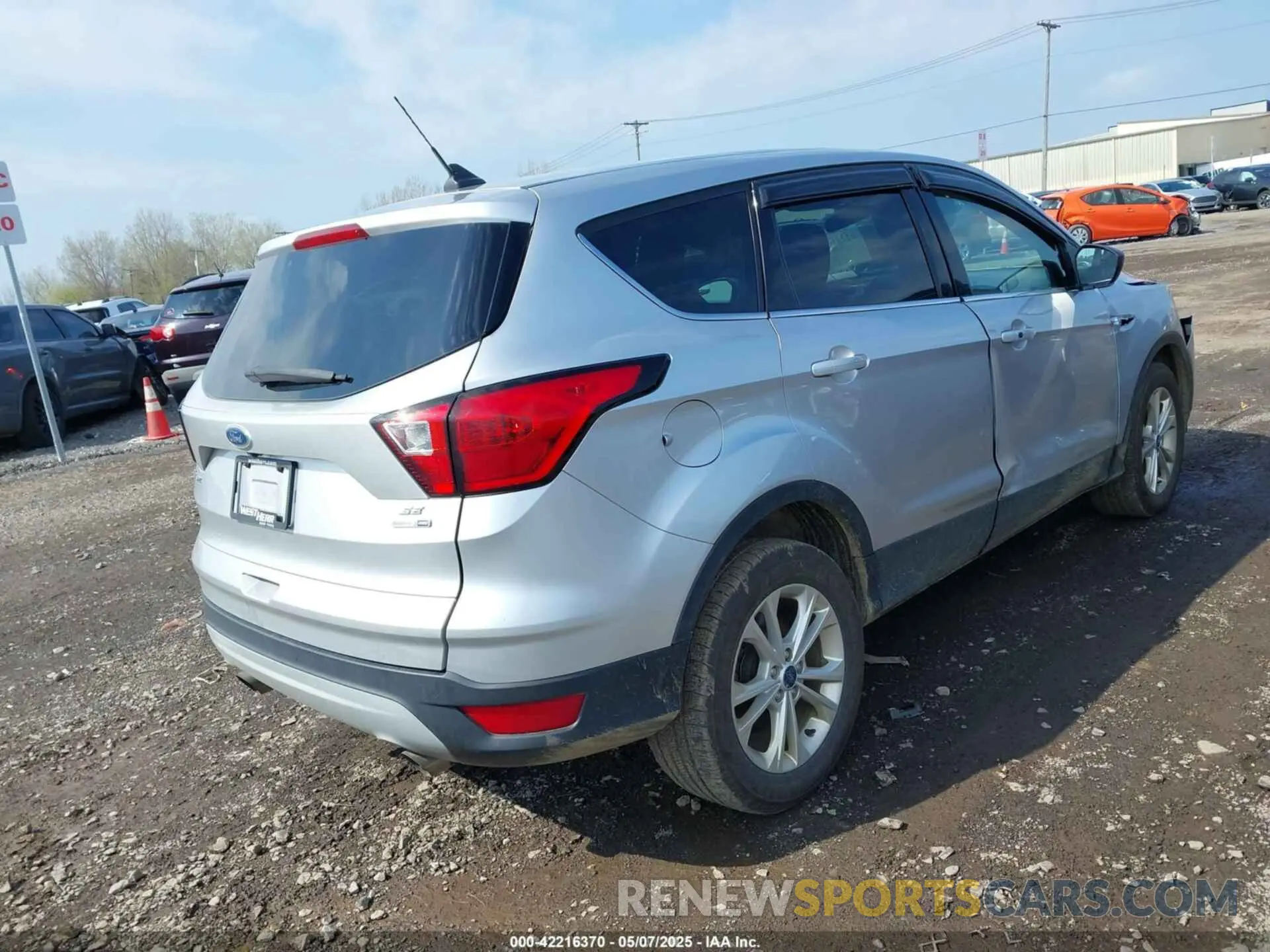 4 Photograph of a damaged car 1FMCU9GD2KUA60321 FORD ESCAPE 2019