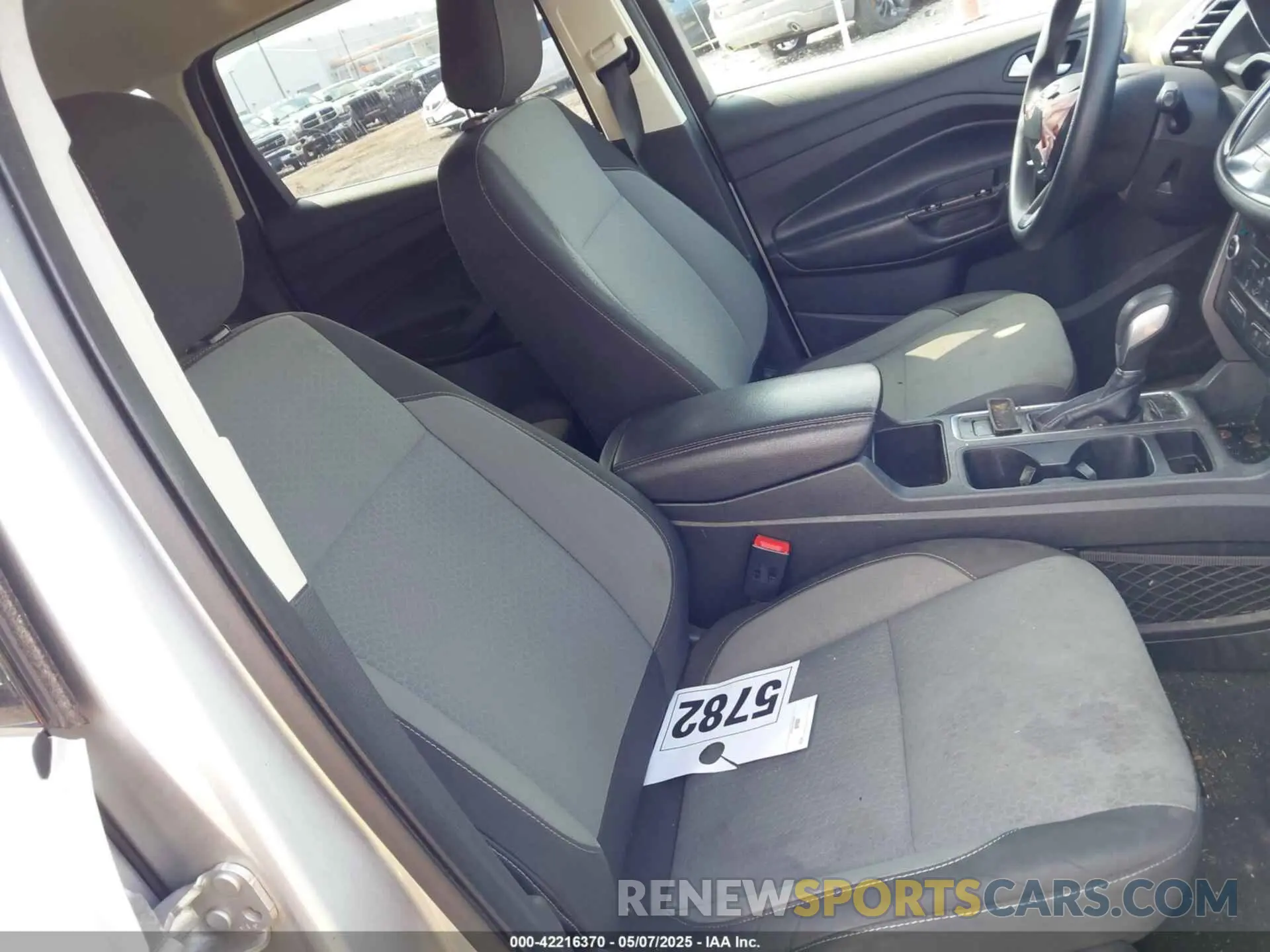 5 Photograph of a damaged car 1FMCU9GD2KUA60321 FORD ESCAPE 2019